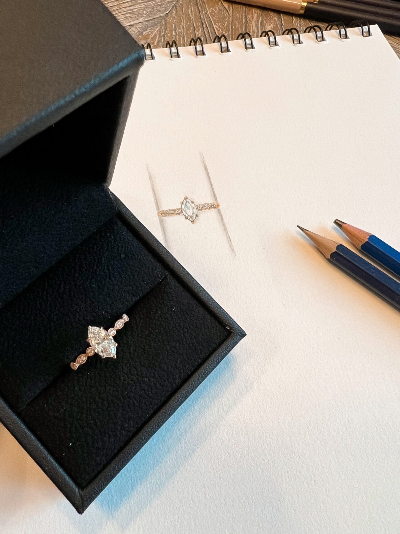Bei Designer Diamonds kannst du dir dein Wunschschmuckstück designen lassen. Egal ob Verlobungsring, Eheringe, Halsketten, Ohrringe, Ringe oder Armbänder. Auf dem Bild ist ein goldener Diamantverlobungsring zu sehen.