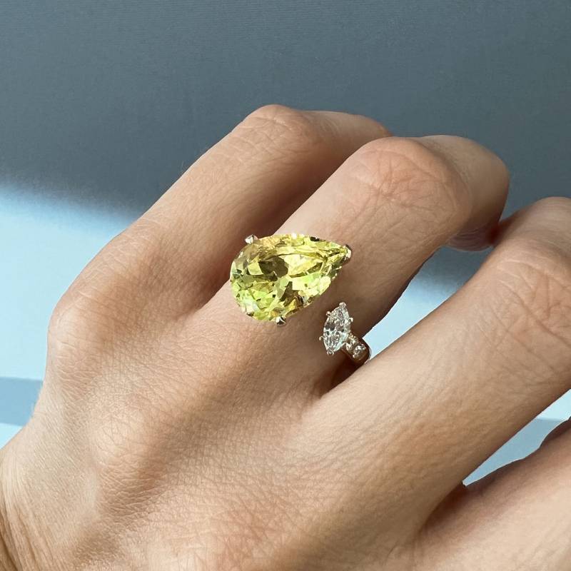 Wir bei Designer Diamonds haben eine riesige Auswahl an verschiedenen Schmuckstücken. Egal ob Ohrringe, Ringe, Armbänder oder Ketten. Auf dem Bild ist ein goldener Ring mit einem kleinen Diamanten und einem großen gelben Citrin.