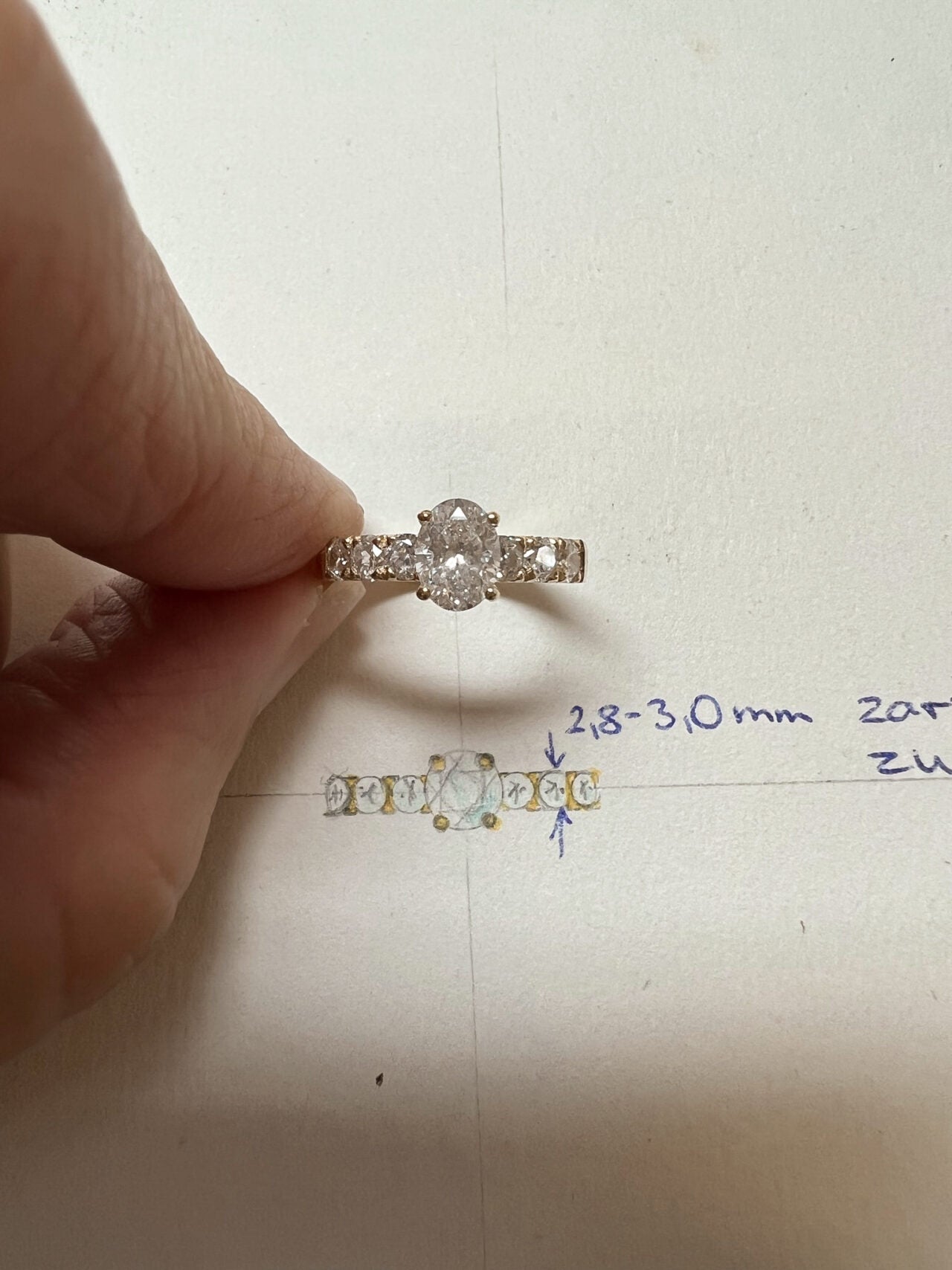 Bei Designer Diamonds kannst du dir dein Wunschschmuckstück designen lassen. Egal ob Verlobungsring, Eheringe, Halsketten, Ohrringe, Ringe oder Armbänder. Auf dem Bild ist ein goldener Diamantverlobungsring zu sehen.