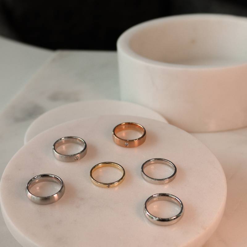 Wir bei Designer Diamonds haben eine riesige Auswahl an Materialien: gelbgold, weißgold, rosegold, platin, silber oder carbon.