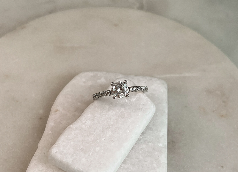 Designer Diamonds: Designe mit uns deinen Traumverlobungsring oder suche dir einen aus unserer Auswahl aus! Die besten Diamantverlobungsringe in München. Auf dem Bild ist ein Diamantverlobungsring in Silber zu sehen.