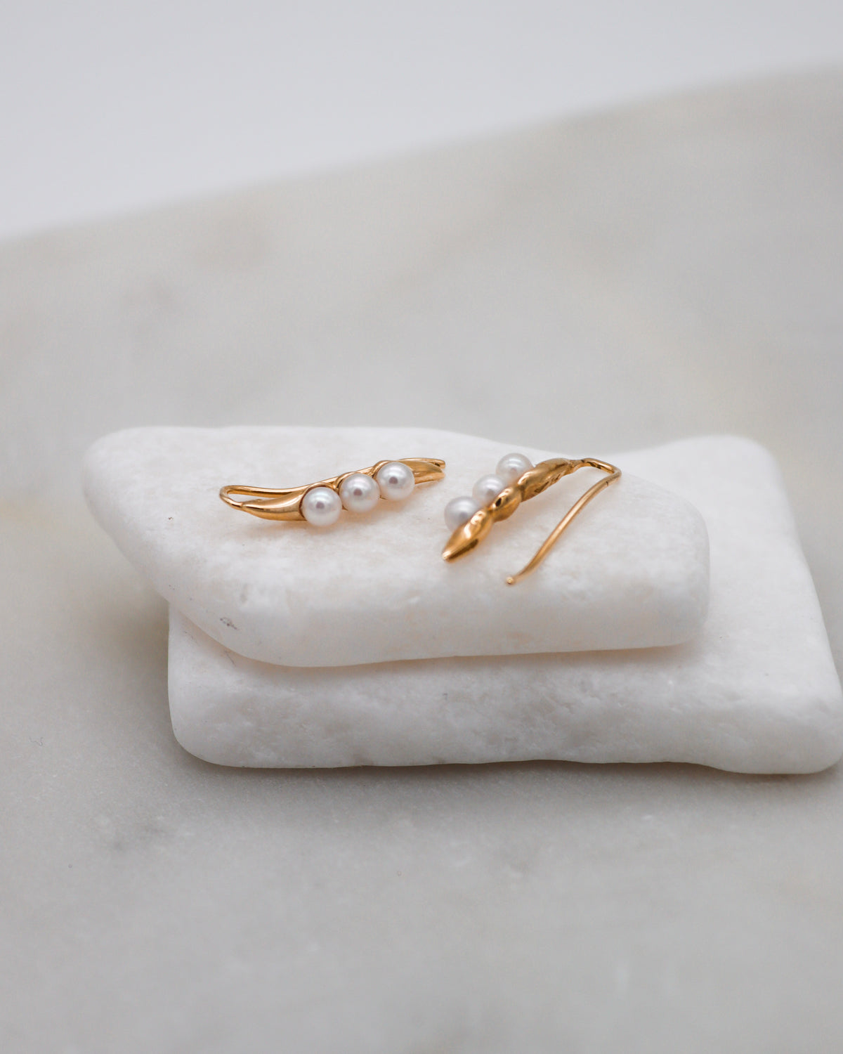 Marlene – Ear Cuffs aus 585 Gelbgold mit drei Süßwasserperlen