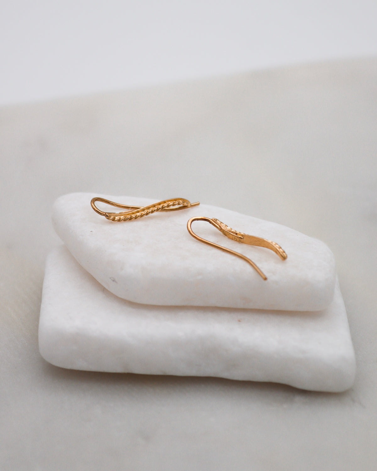 Kira – Ear Cuffs aus 585 Gelbgold mit gedrehtem Kordeldetail