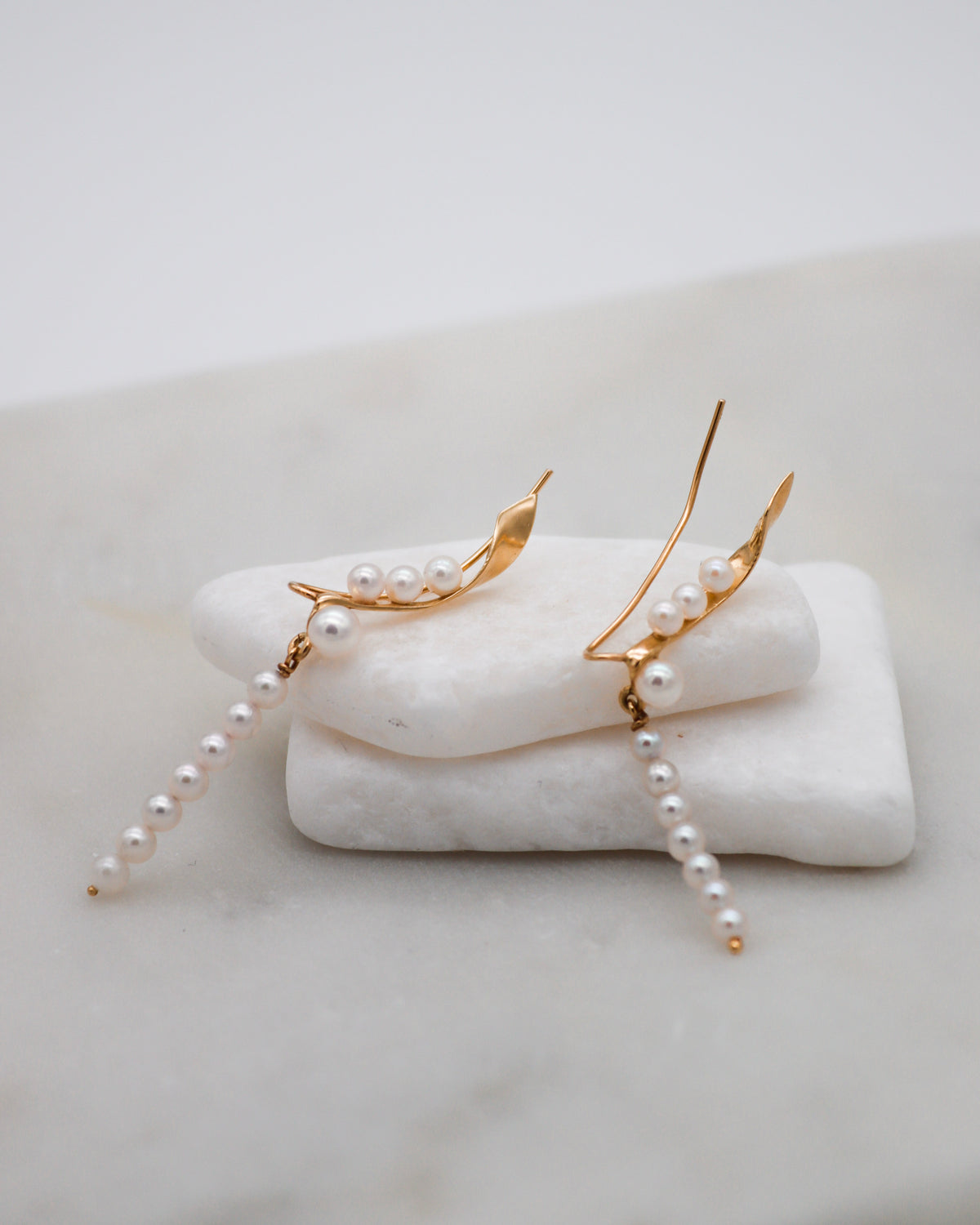 Margarita – Ear Cuffs aus 585 Gelbgold mit Süßwasserperlen-Anhänger