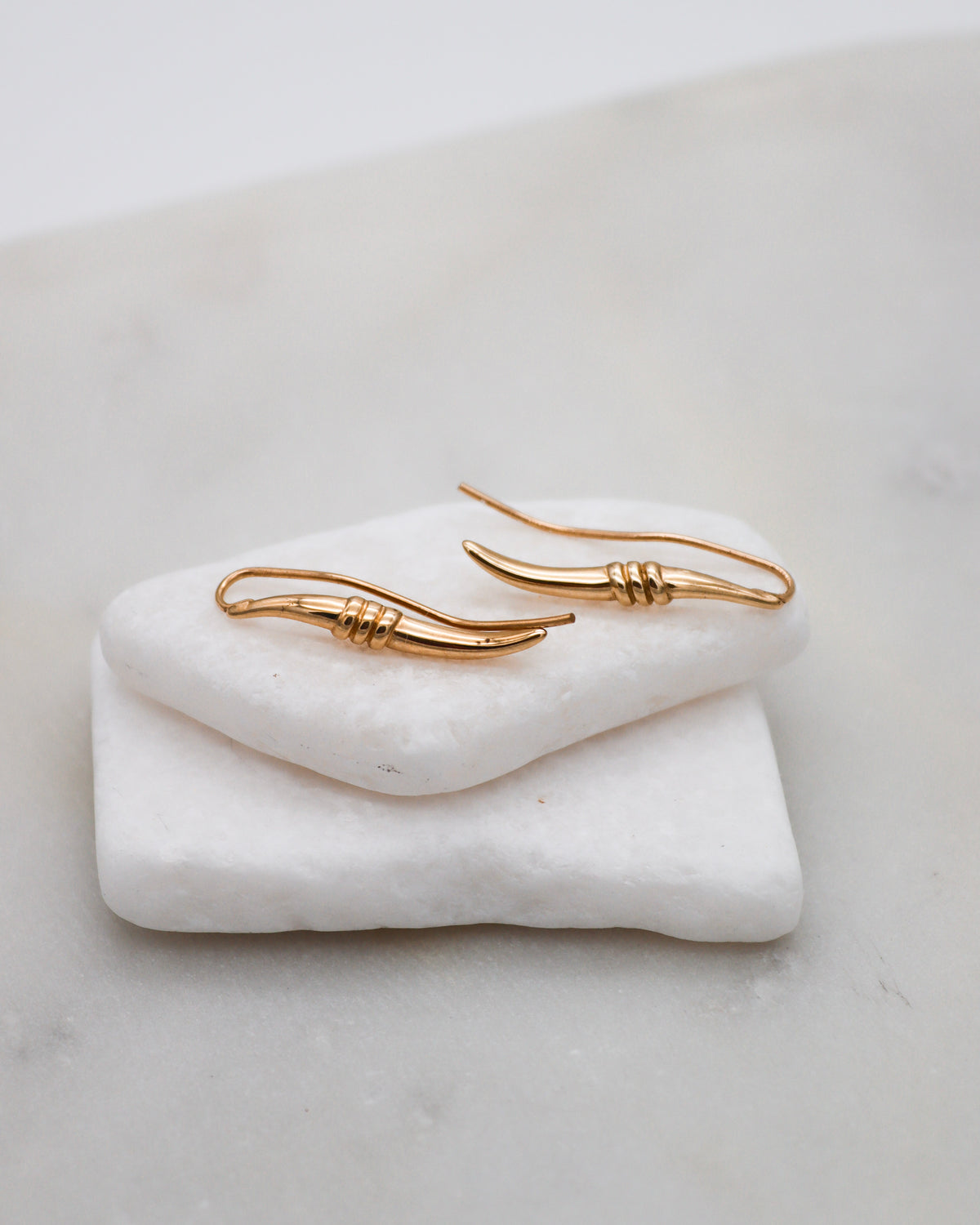 Nora – Ear Cuffs aus 585 Gelbgold mit Knotendetail