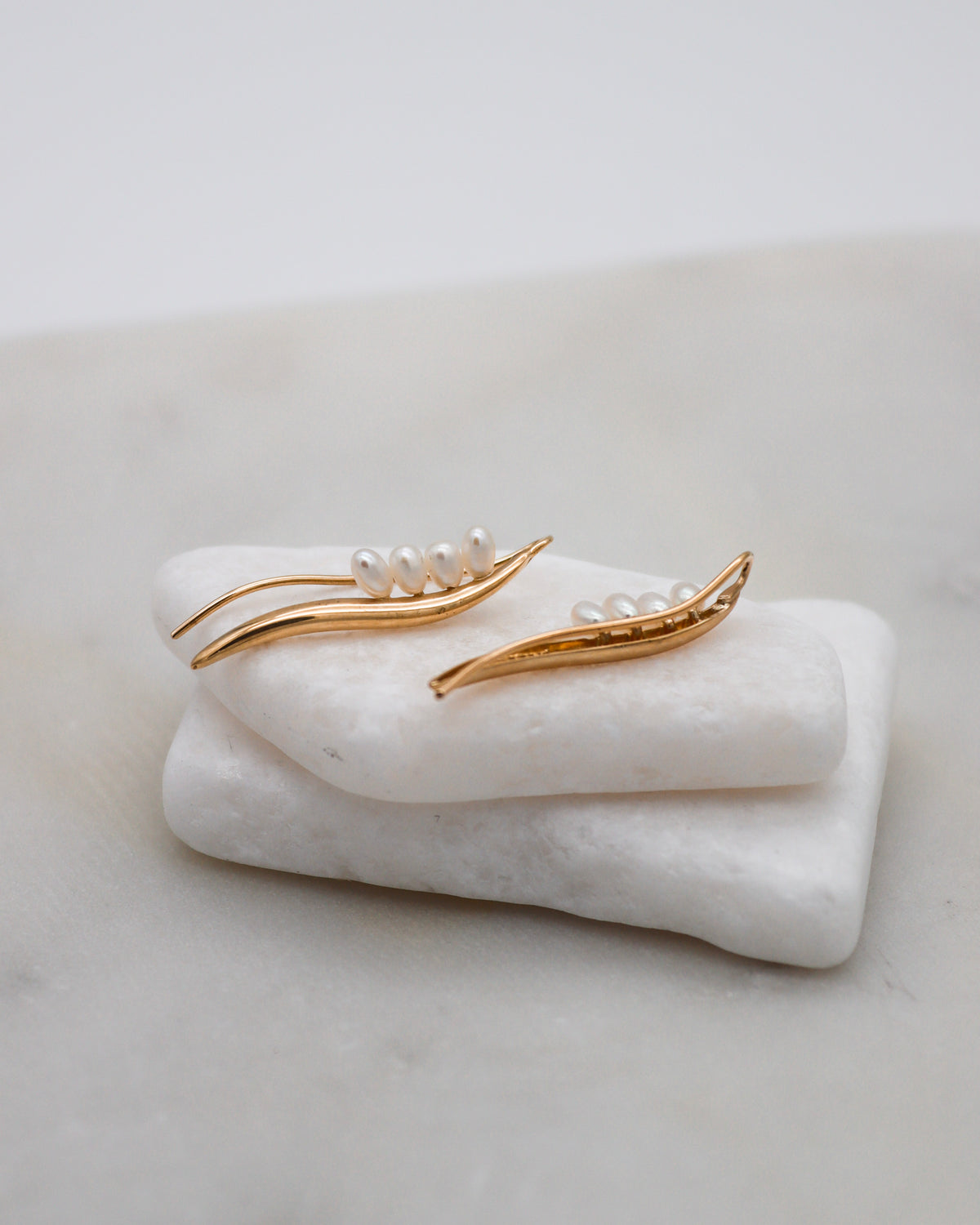 Selma – Ear Cuffs aus 585 Gelbgold mit ovalen Süßwasserperlen