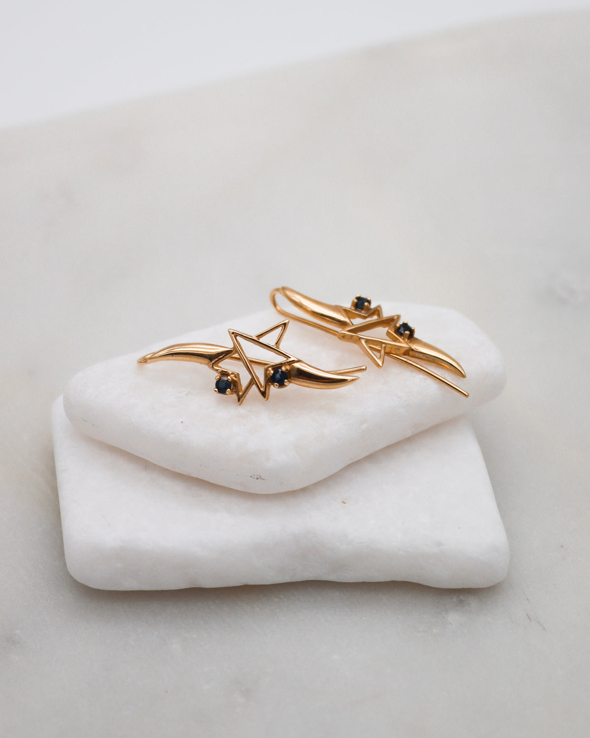 Stella – Ear Cuffs aus 585 Gelbgold mit Stern und Saphiren