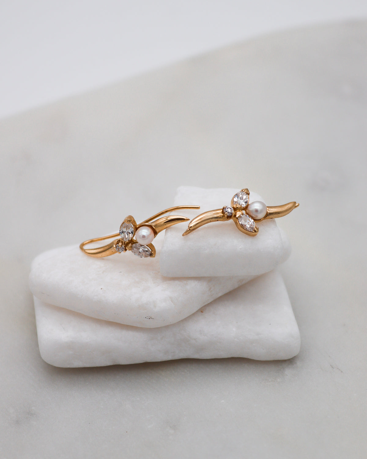 Flora – Ear Cuffs aus 585 Gelbgold mit Süßwasserperle und Zirkonia