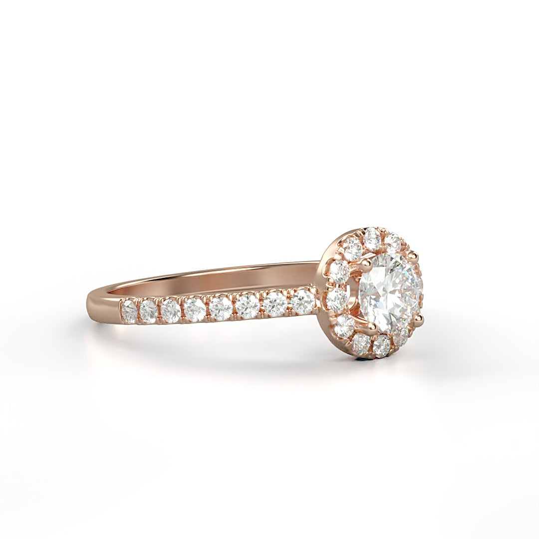 Verlobungsring Pauline mit 0.23 ct H/SI-Diamant im Halo, umrahmt von seitlichen Diamanten mit insgesamt 0.27 ct – erhältlich in München und Augsburg