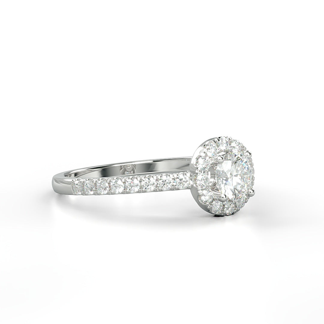 Verlobungsring Pauline mit 0.23 ct H/SI-Diamant im Halo, umrahmt von seitlichen Diamanten mit insgesamt 0.27 ct – erhältlich in München und Augsburg
