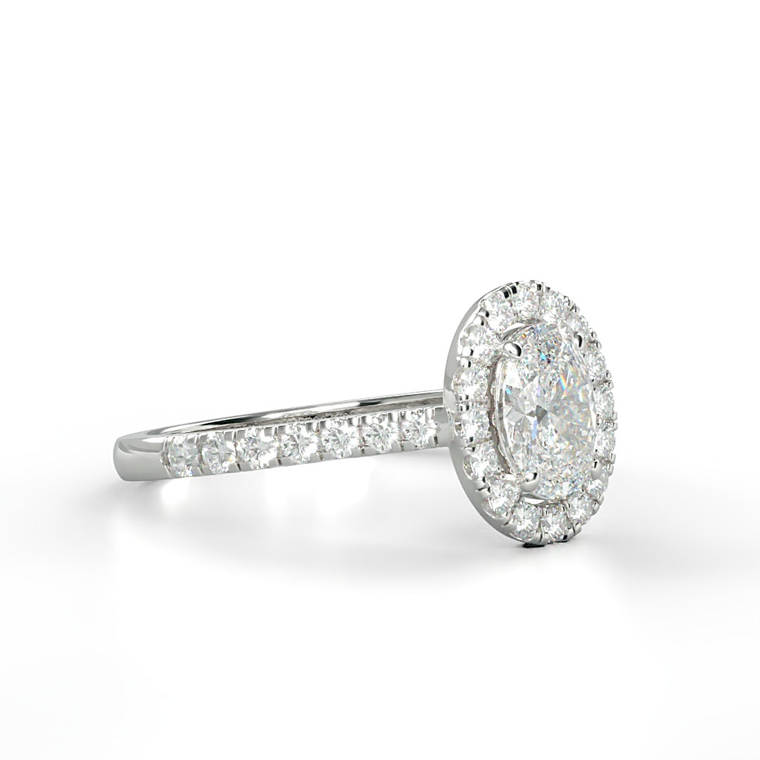 Verlobungsring Kelly mit 1.0 ct G/VS Oval-Cut Diamant, umrahmt von Halo und 0.5 ct seitlichen G/VS-Diamanten – erhältlich in München und Augsburg