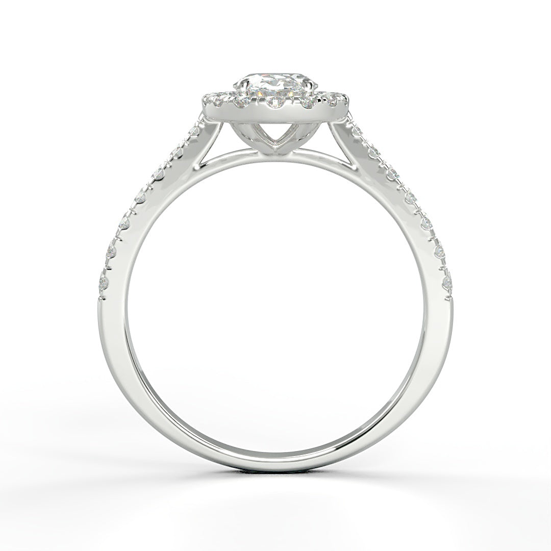 Verlobungsring Kelly mit 1.0 ct G/VS Oval-Cut Diamant, umrahmt von Halo und 0.5 ct seitlichen G/VS-Diamanten – erhältlich in München und Augsburg