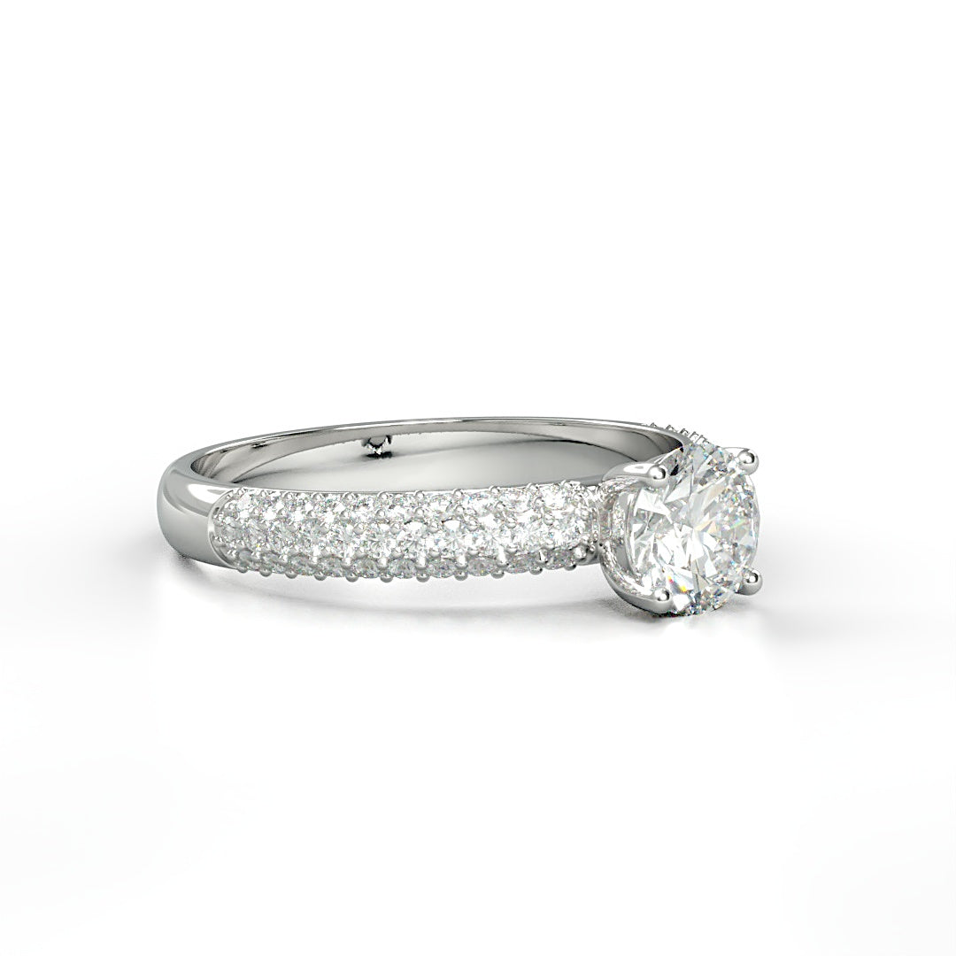 Verlobungsring Grazia mit 0.50 ct G/VS-Diamant, 0.30 ct G/SVS-Diamanten in Pavé-Fassung, perfekt in Szene gesetzt – erhältlich in München und Augsburg