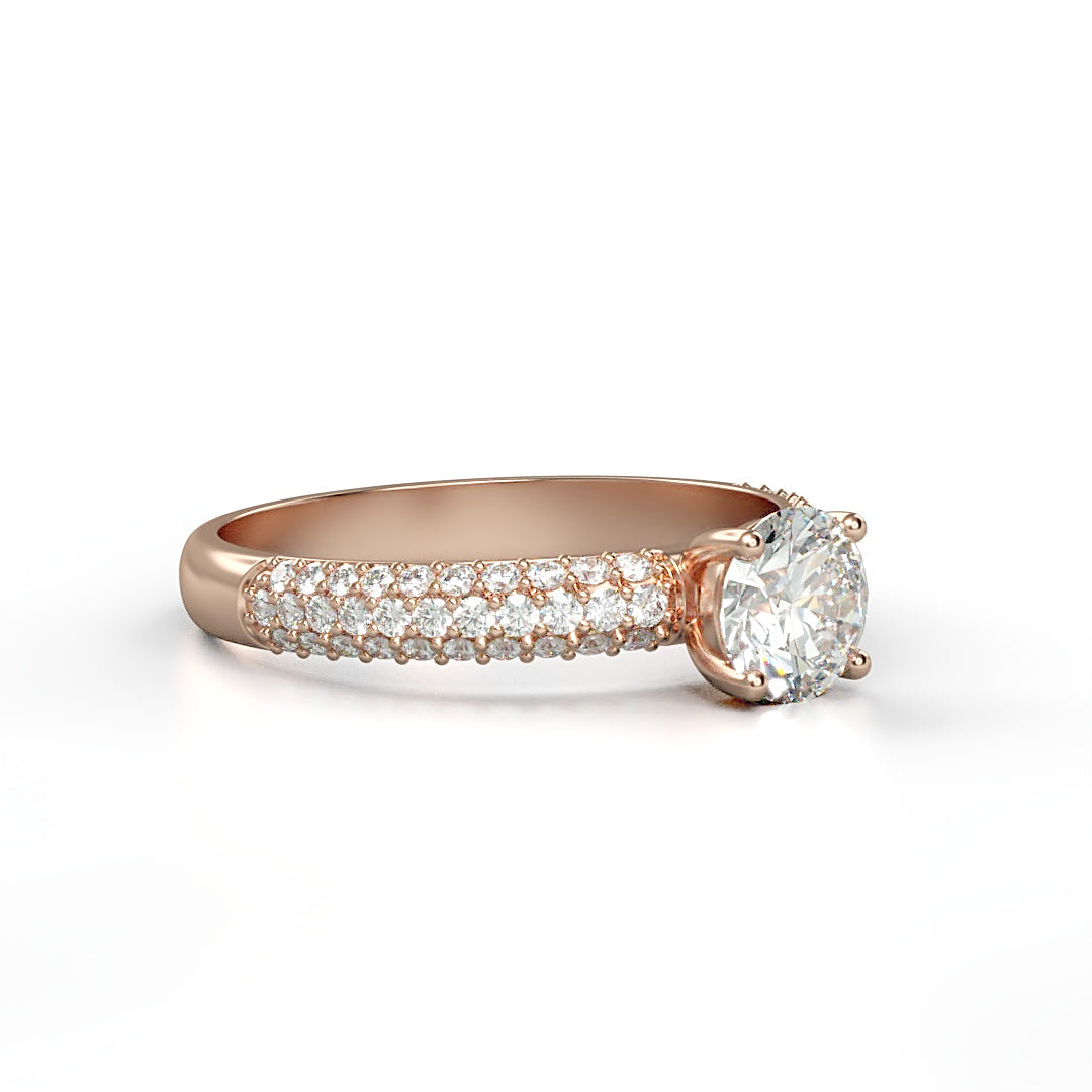 Verlobungsring Grazia mit 0.50 ct G/VS-Diamant, 0.30 ct G/SVS-Diamanten in Pavé-Fassung, perfekt in Szene gesetzt – erhältlich in München und Augsburg
