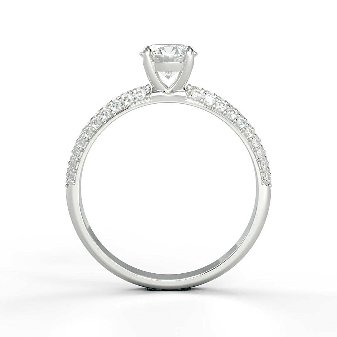 Verlobungsring Grazia mit 0.50 ct G/VS-Diamant, 0.30 ct G/SVS-Diamanten in Pavé-Fassung, perfekt in Szene gesetzt – erhältlich in München und Augsburg