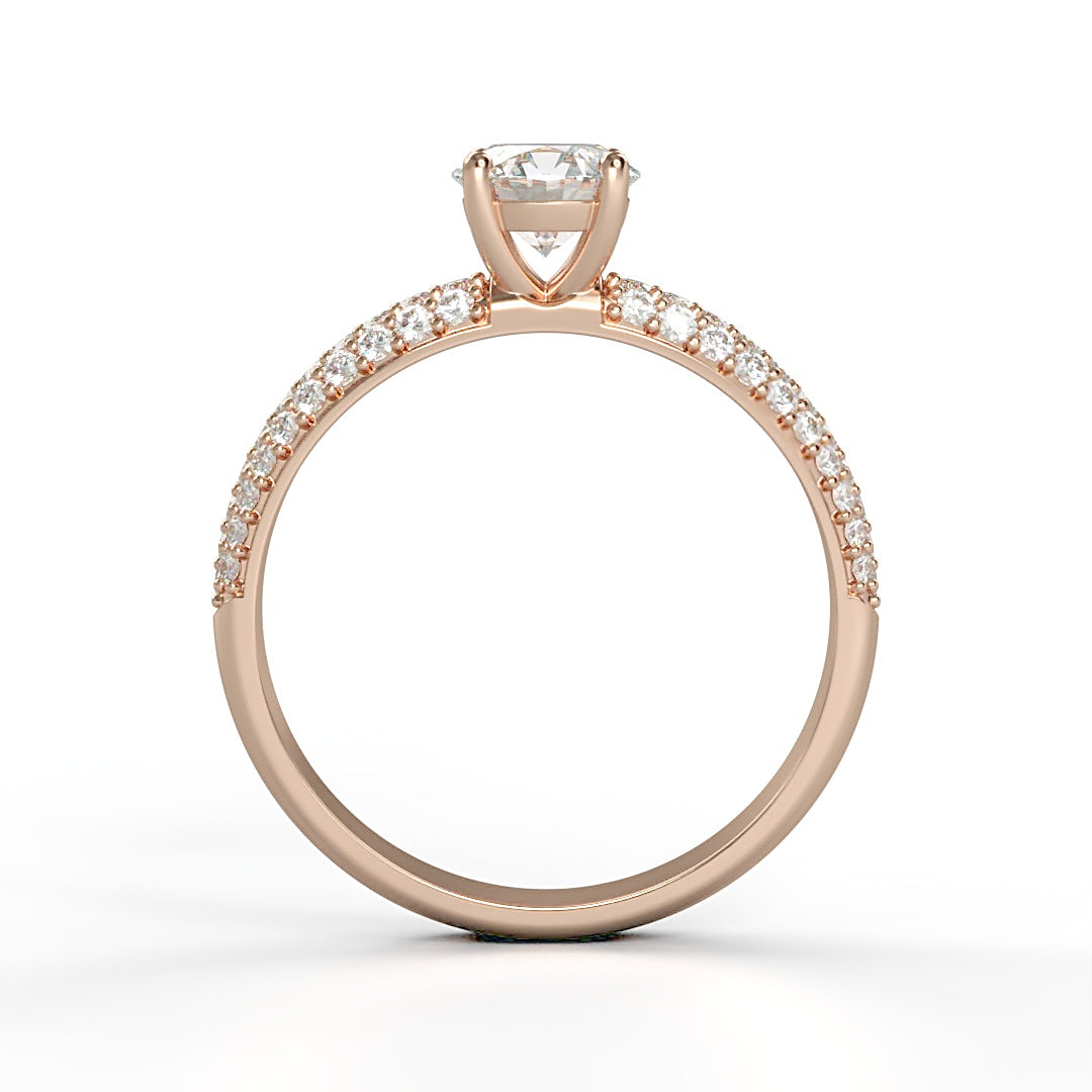 Verlobungsring Grazia mit 0.50 ct G/VS-Diamant, 0.30 ct G/SVS-Diamanten in Pavé-Fassung, perfekt in Szene gesetzt – erhältlich in München und Augsburg