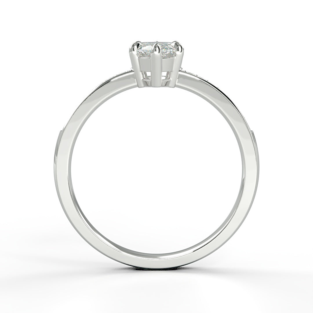 Verlobungsring Marisa mit 0.70ct Marquise-Diamant (G/SI) und 0.10ct Diamanten in Verschnittfassung – ein einzigartiges Design, erhältlich in München und Augsburg.