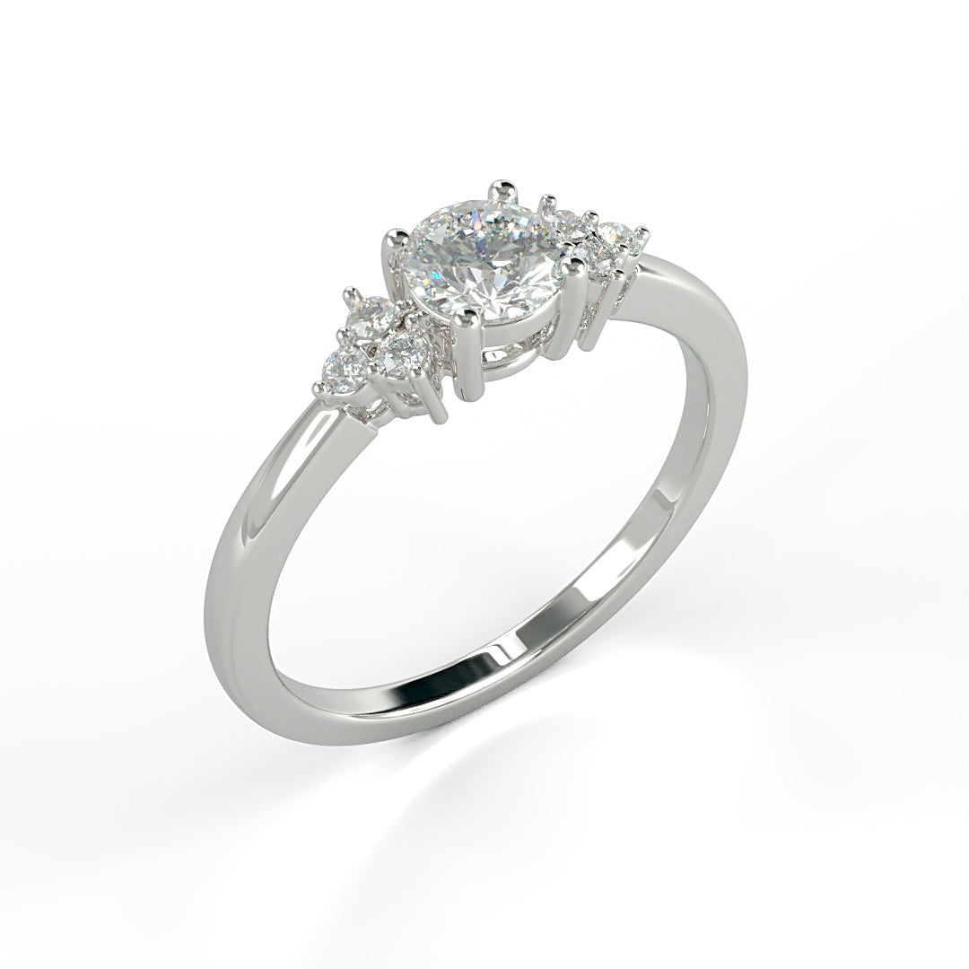 Verlobungsring Fleur mit 0.30 ct G/VS-Diamant, ergänzt durch 0.08 ct seitliche G/VS-Diamanten – erhältlich in München und Augsburg
