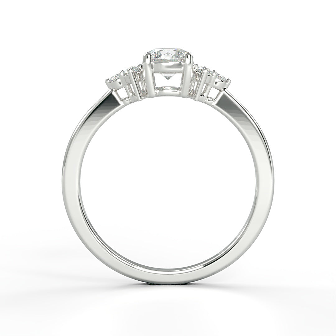 Verlobungsring Fleur mit 0.30 ct G/VS-Diamant, ergänzt durch 0.08 ct seitliche G/VS-Diamanten – erhältlich in München und Augsburg