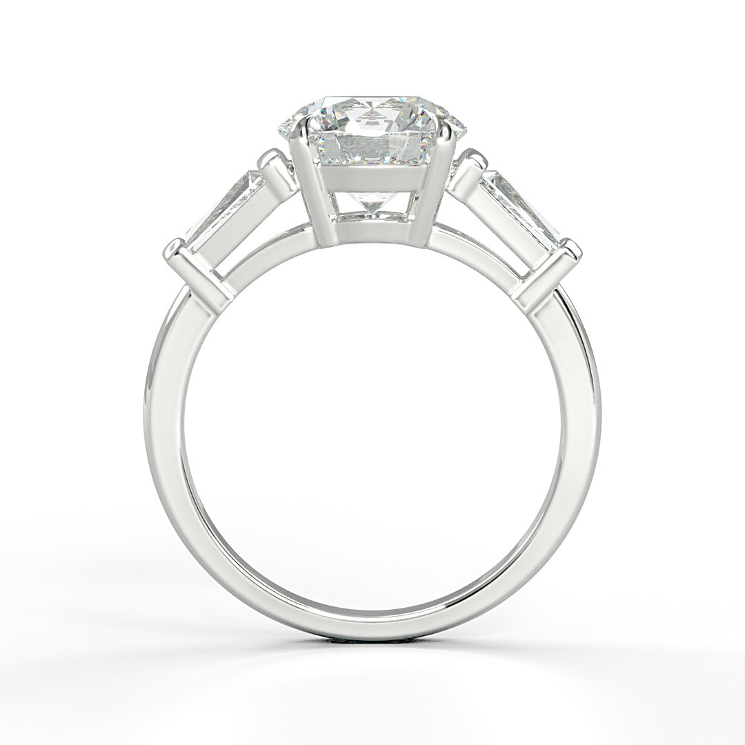 Verlobungsring Valerie mit 2ct rundem Diamant (G/SI) und zwei tapered Baguette-Diamanten (0.5ct) in einem eleganten Design – erhältlich in München und Augsburg