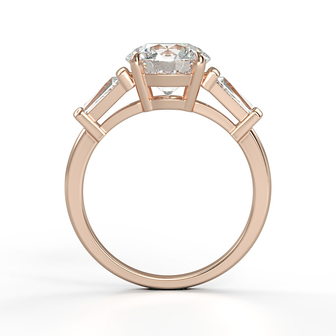 Verlobungsring Valerie mit 2ct rundem Diamant (G/SI) und zwei tapered Baguette-Diamanten (0.5ct) in einem eleganten Design – erhältlich in München und Augsburg