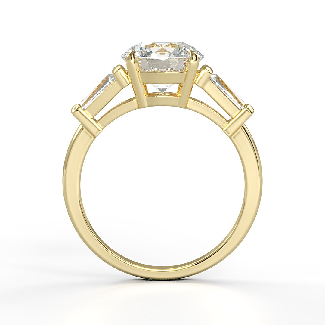Verlobungsring Valerie mit 2ct rundem Diamant (G/SI) und zwei tapered Baguette-Diamanten (0.5ct) in einem eleganten Design – erhältlich in München und Augsburg