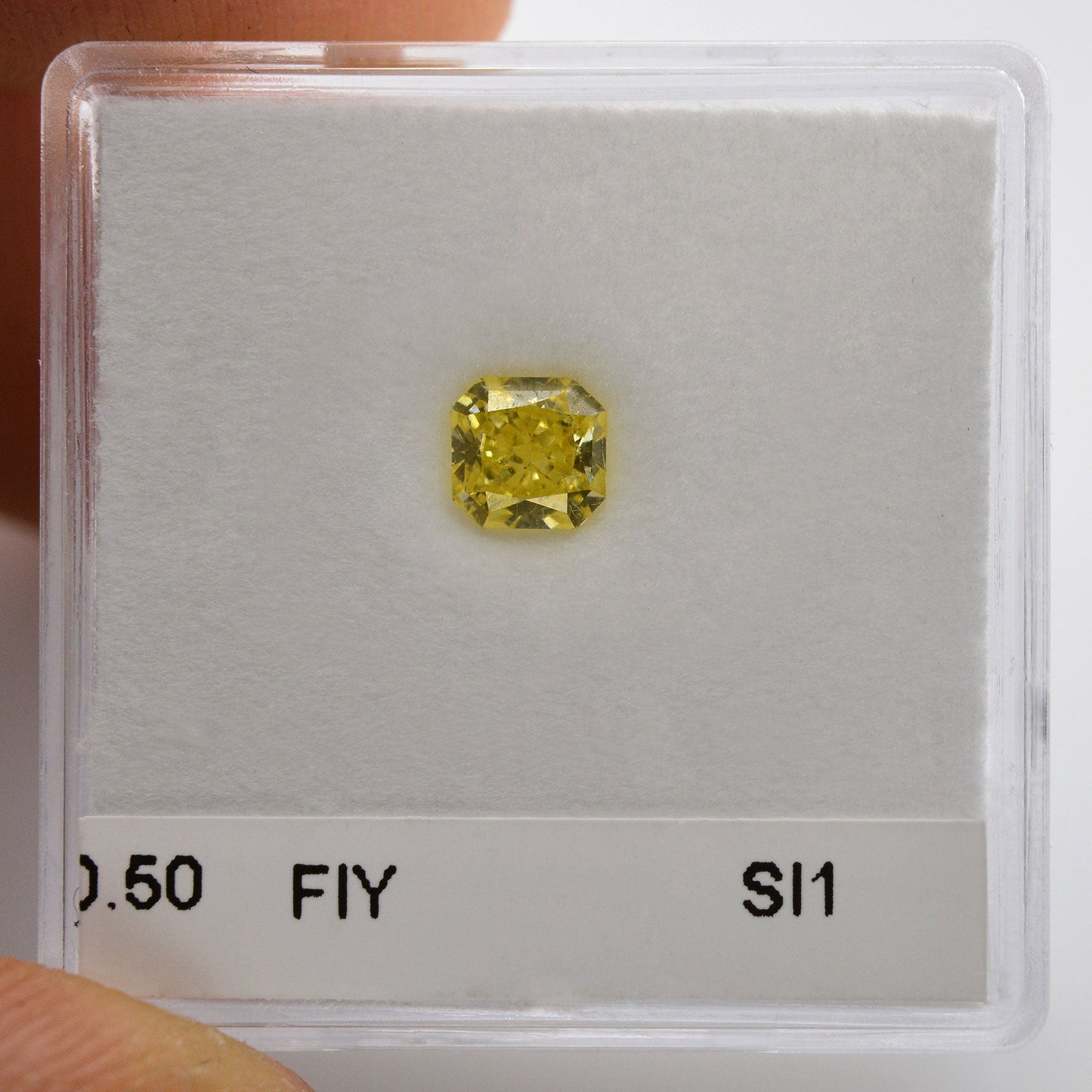 0,50 Karat Fancy Intense Yellow Radiant SI1 GIA