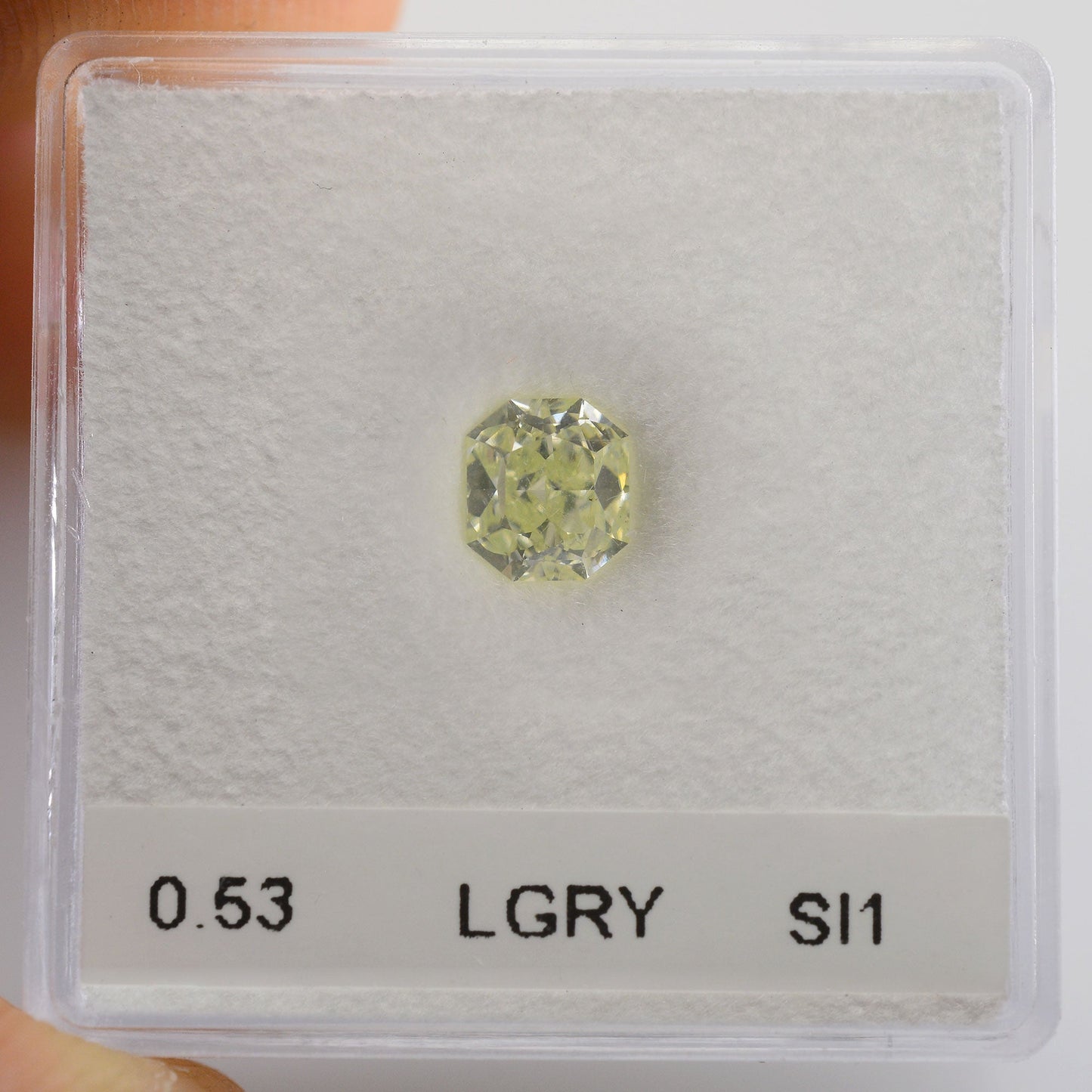 0,53 Karat hellgrün-gelber Diamant im Radiant-Schliff, Reinheit SI1, GIA
