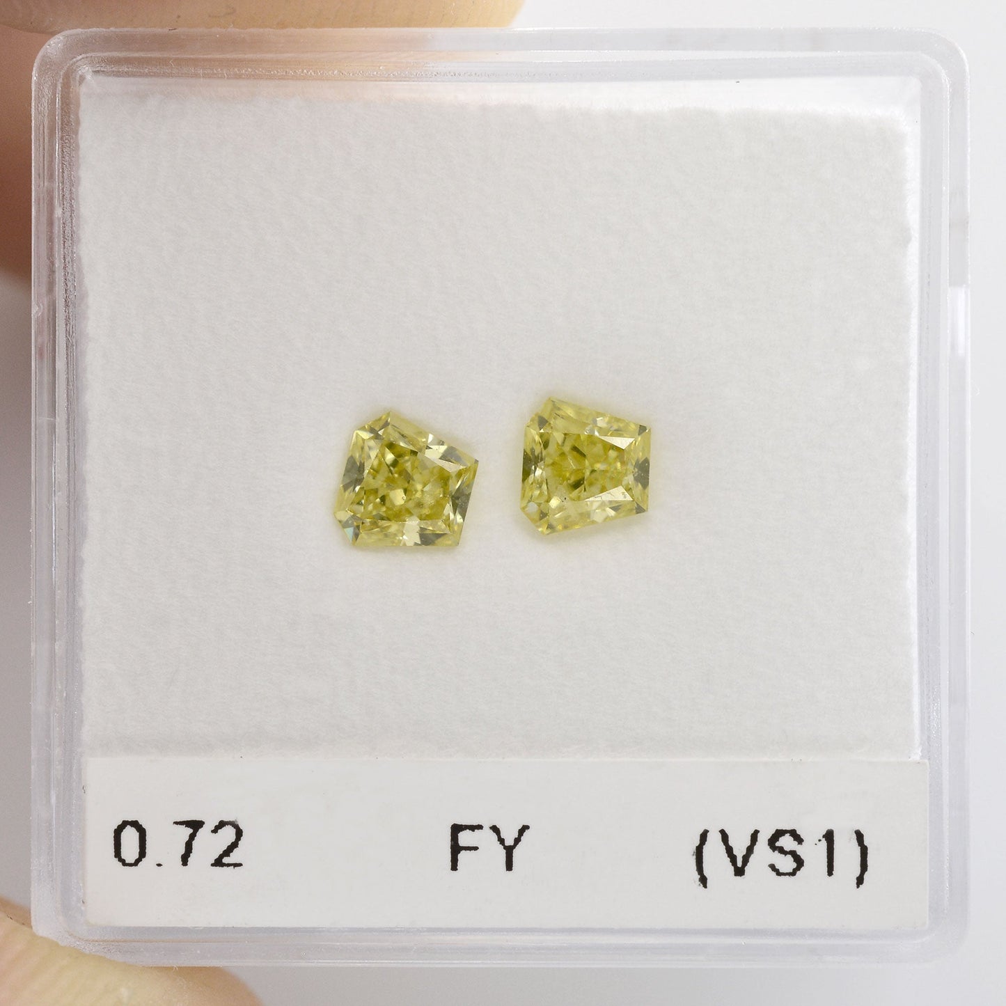 0,72 Karat Fancy Yellow Trapezoid Diamonds (VS1)