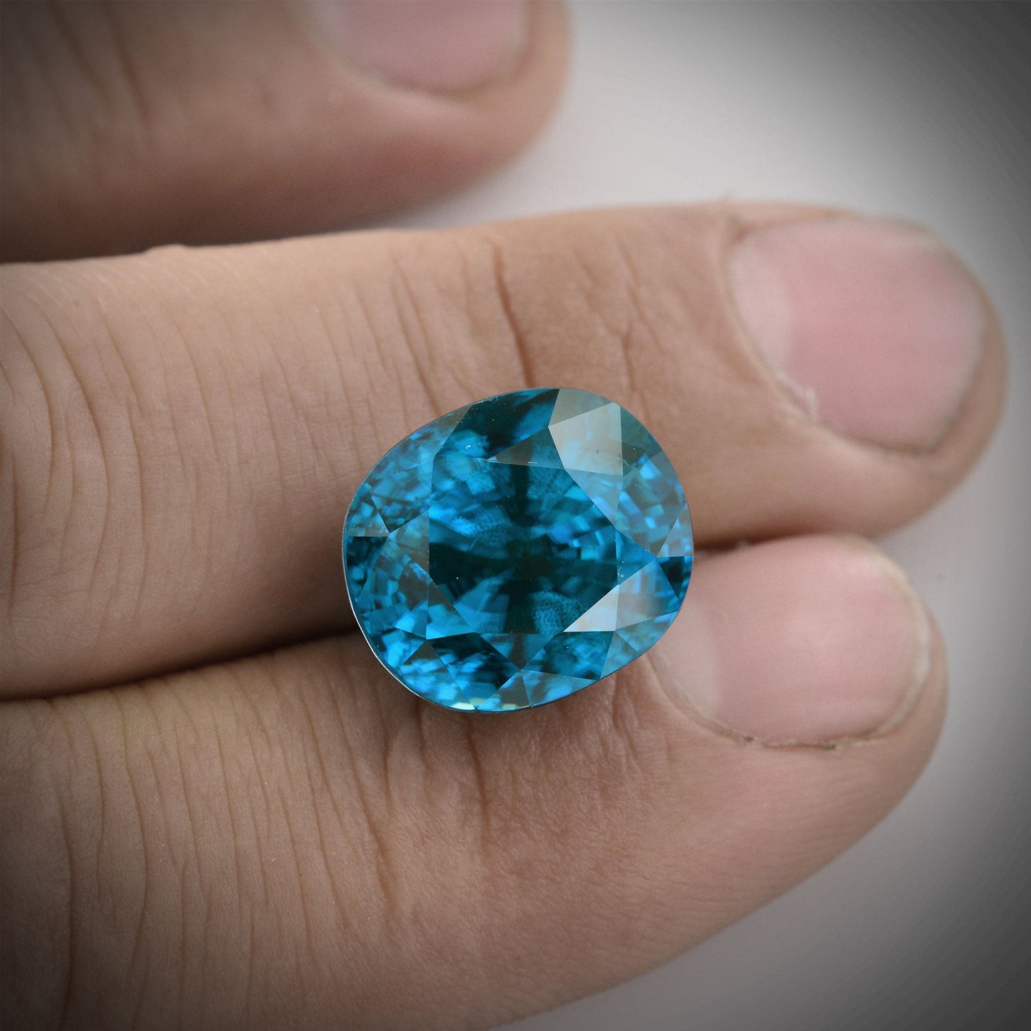 25,14 Karat blauer ovaler Zirkon