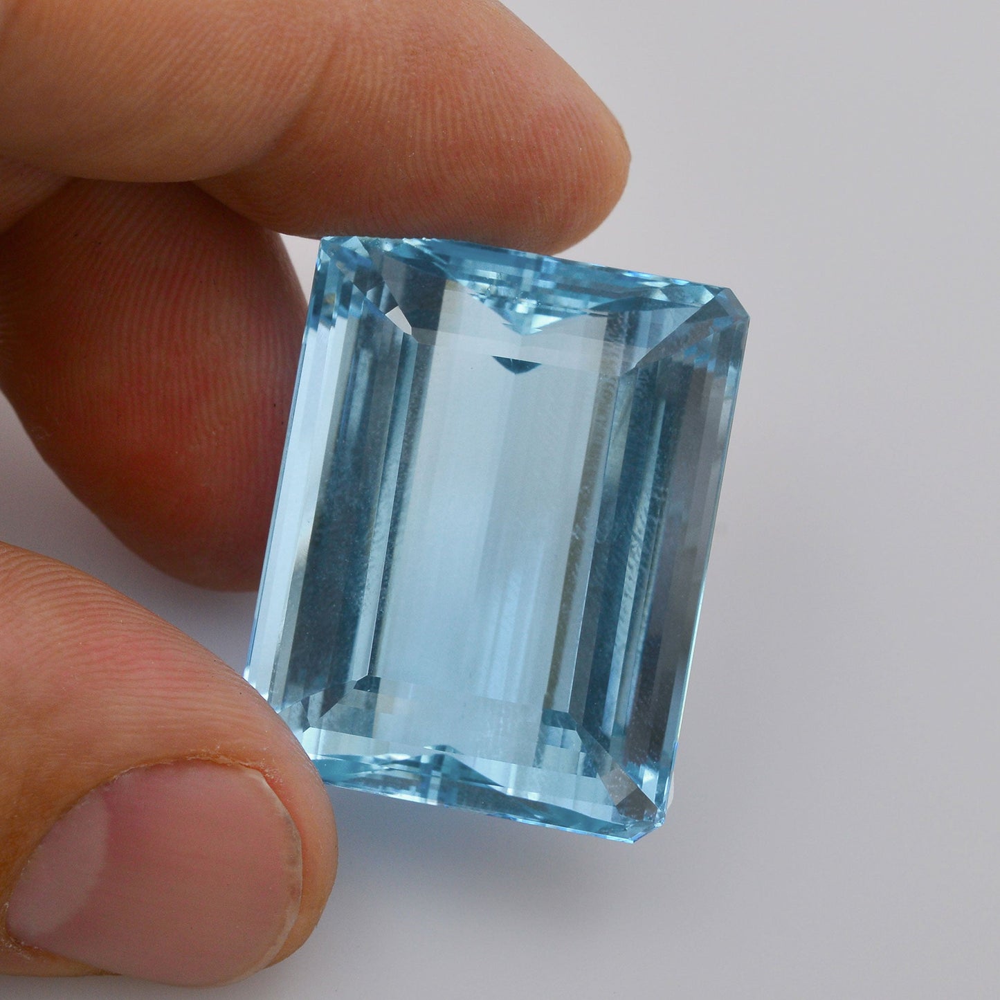 81,07 Karat blauer Smaragd-Aquamarin EGL