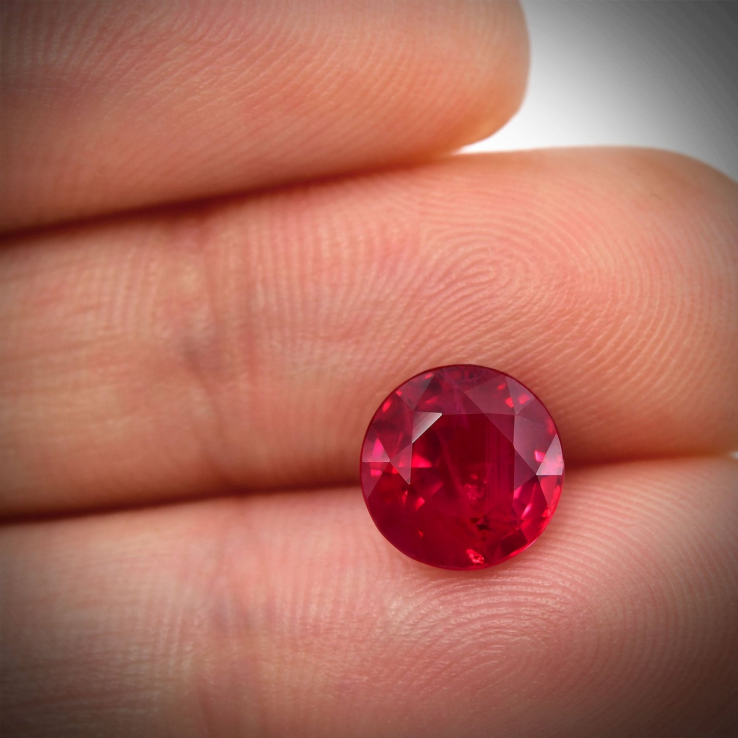 3,15 Karat roter burmesischer runder Rubin GRS