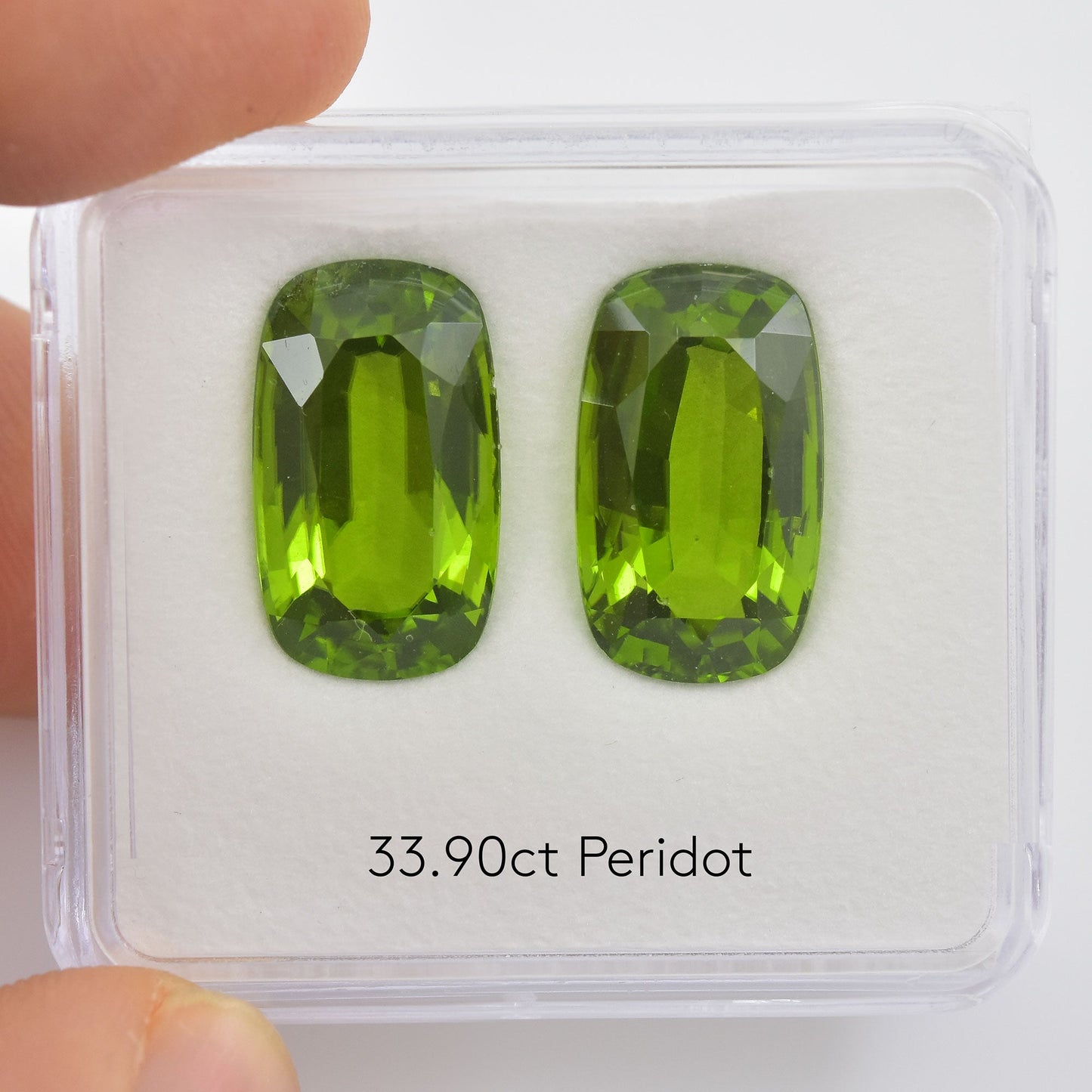 23,90 Karat grüner Kissen-Peridot