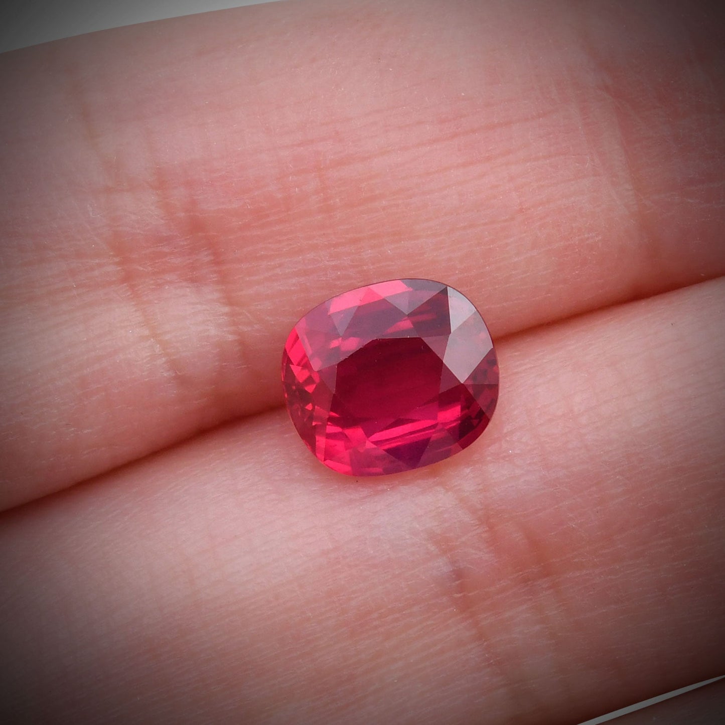 2,98 Karat roter MOSAMBIK-Kissenrubin GRS