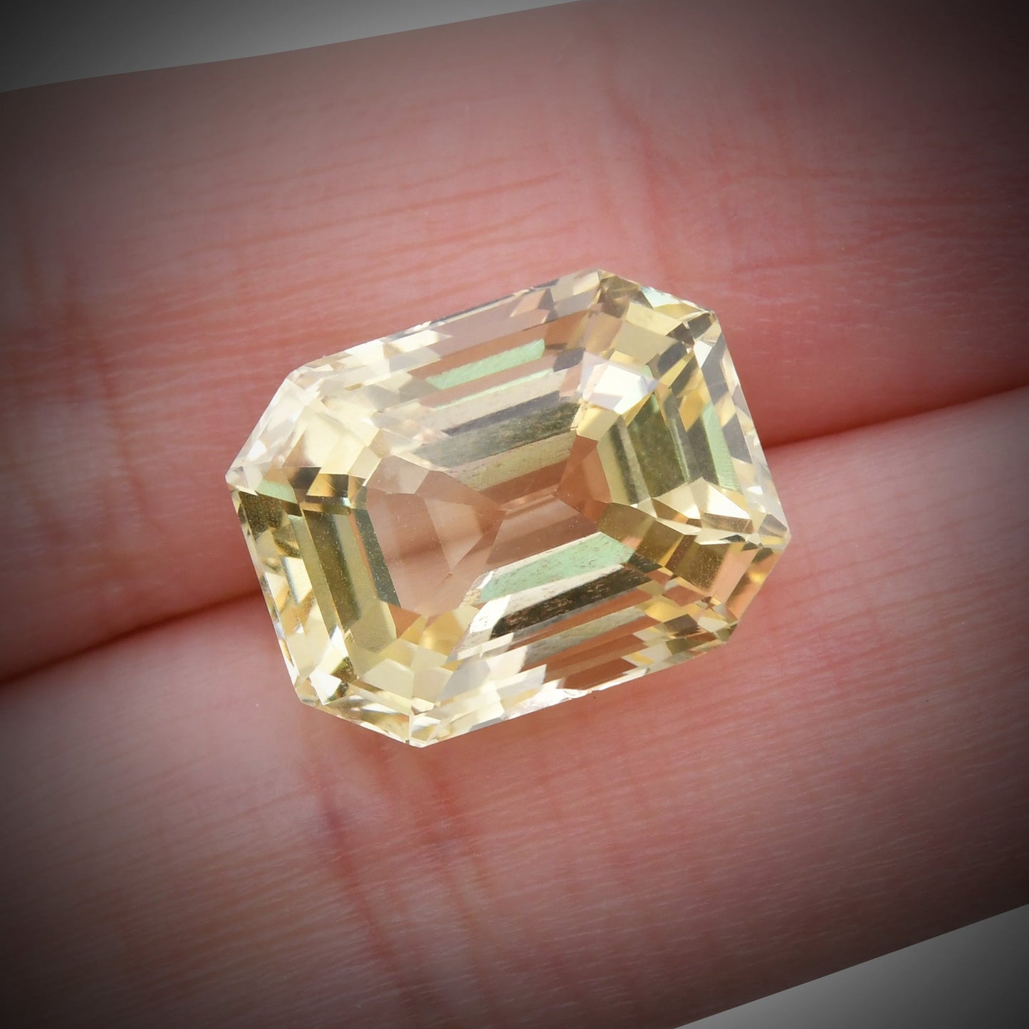 16,34 Karat Gelber Smaragd-Saphir GIA