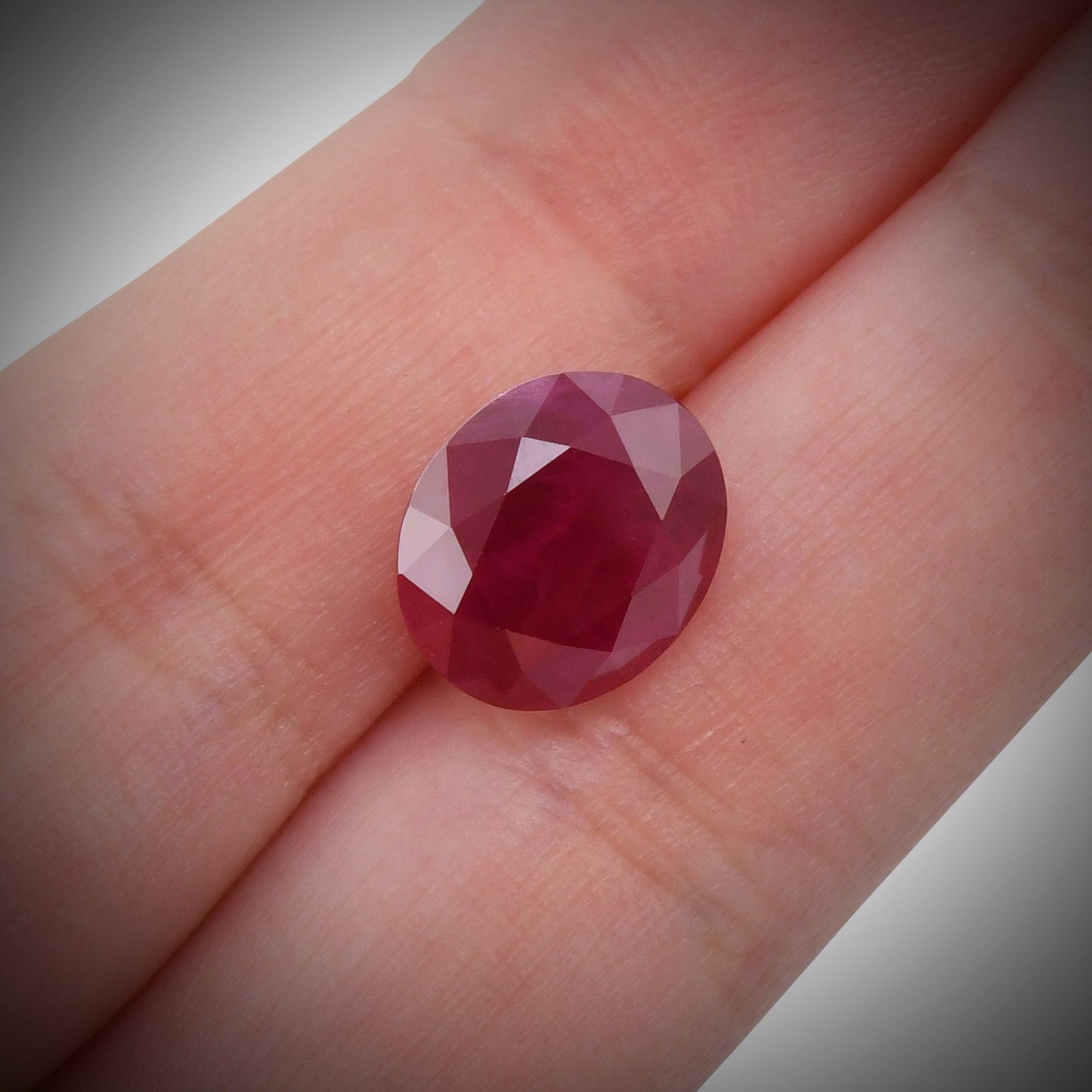 7,99 Karat roter burmesischer ovaler Rubin GRS