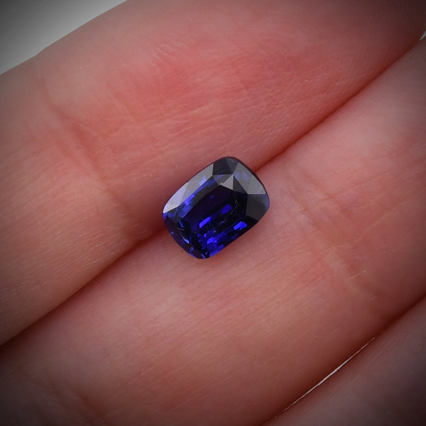 1,57 Karat blauer Kissen-Saphir