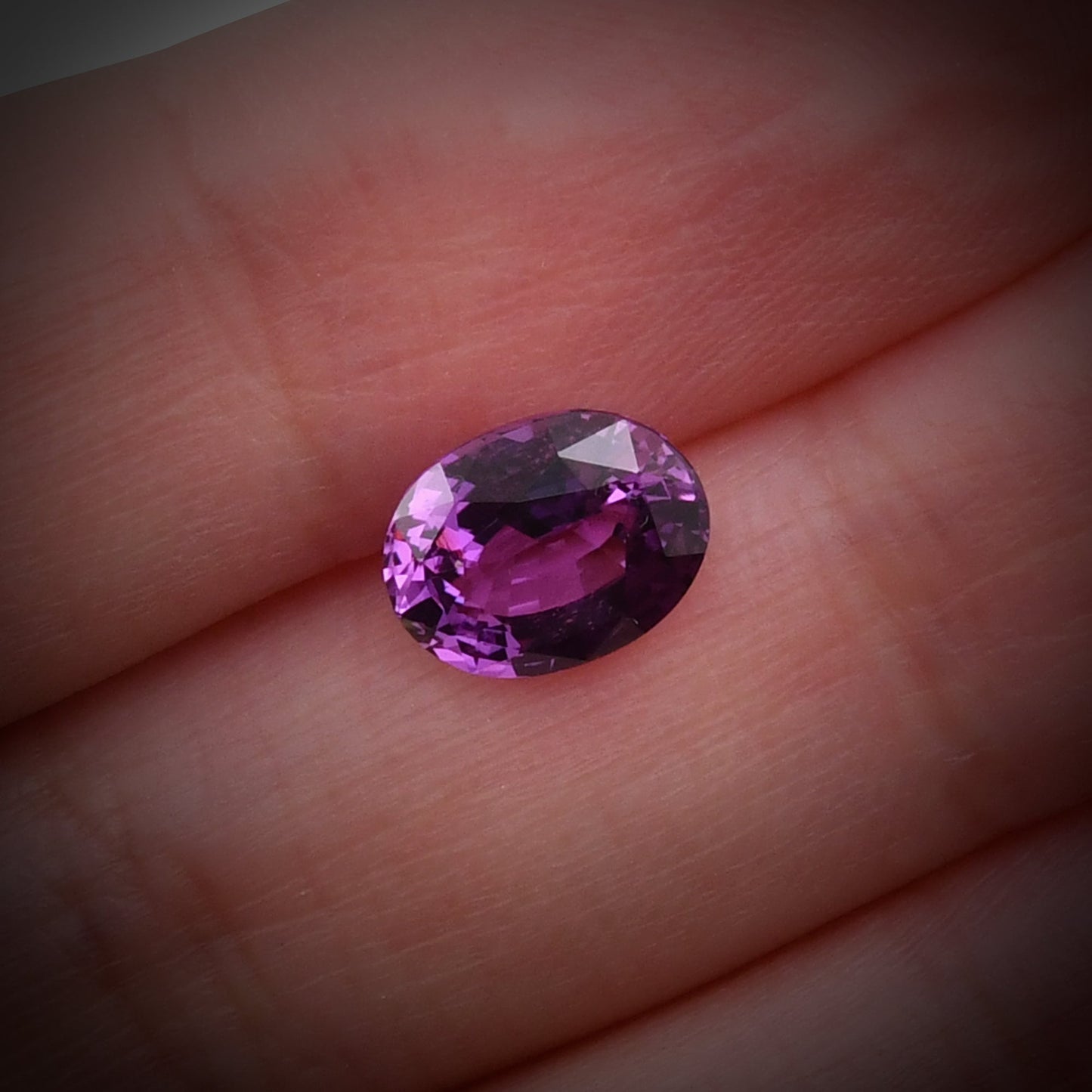2,40 Karat violetter ovaler Saphir