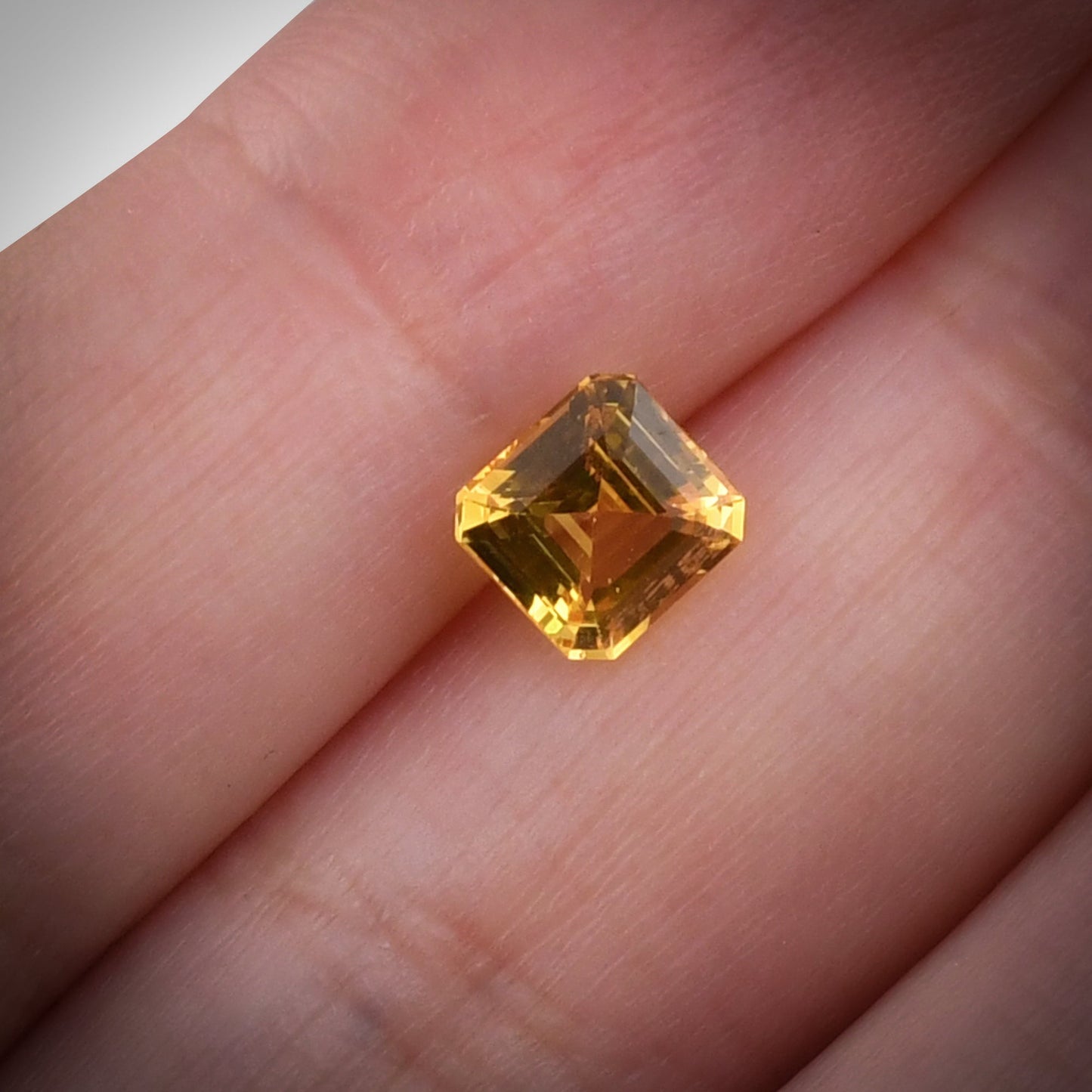 1,56 Karat Gelber Smaragd-Saphir aus Sri Lanka