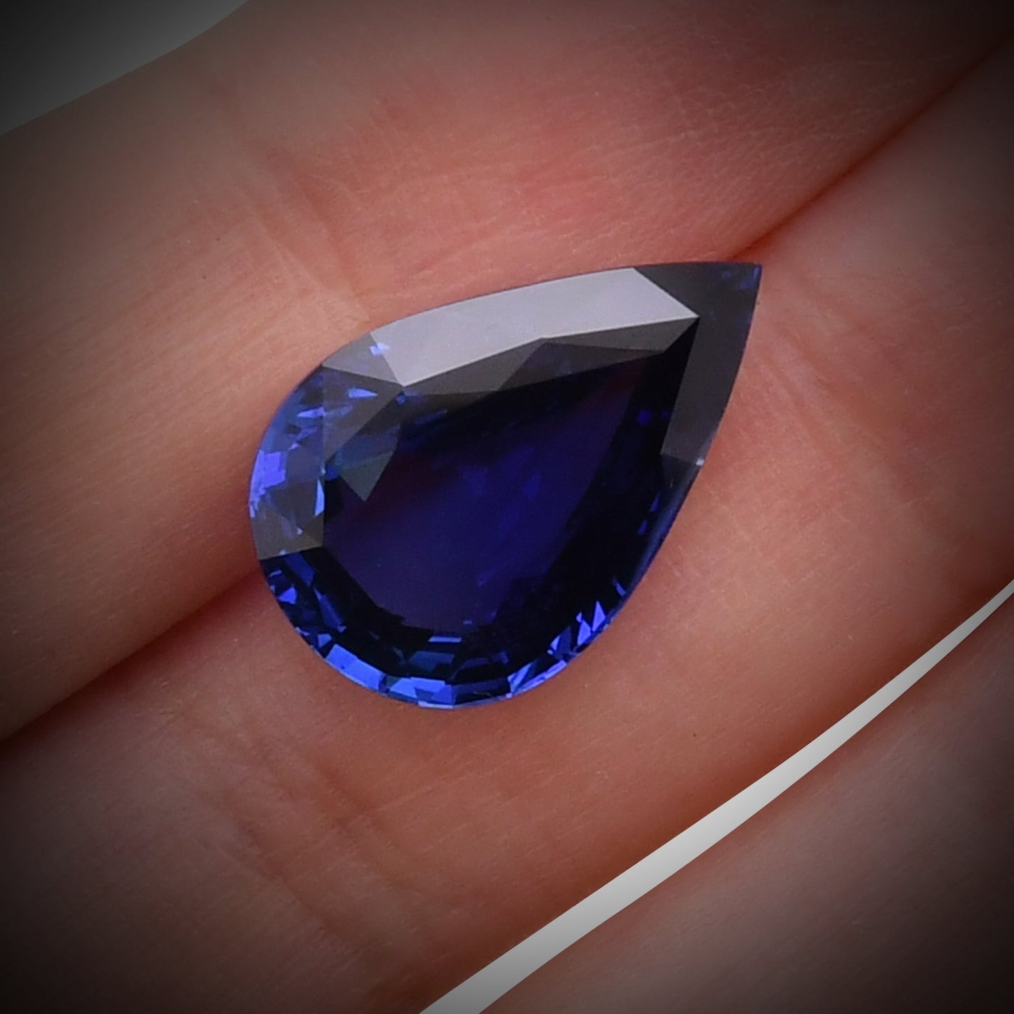 13,54 Karat blauer birnenförmiger Saphir aus Sri Lanka (CD)