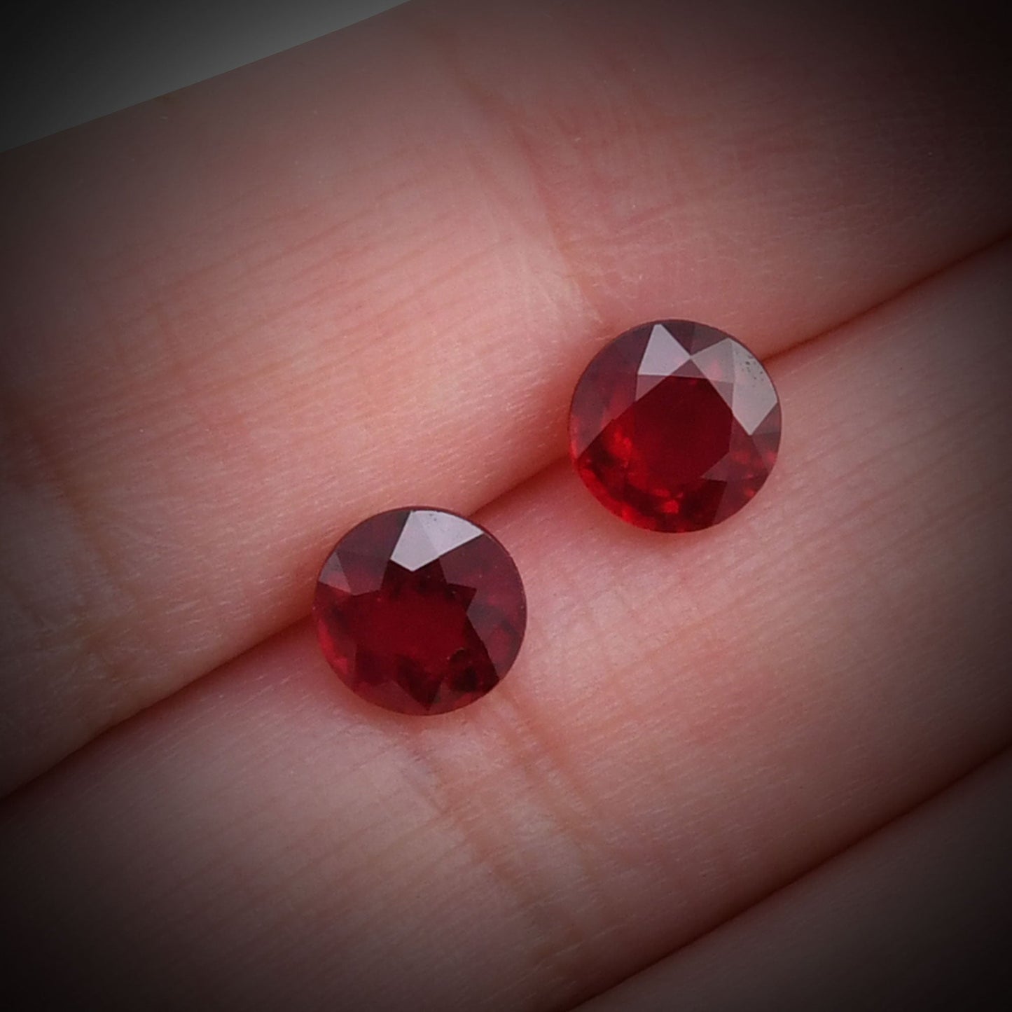 2,90 Karat roter runder Rubin