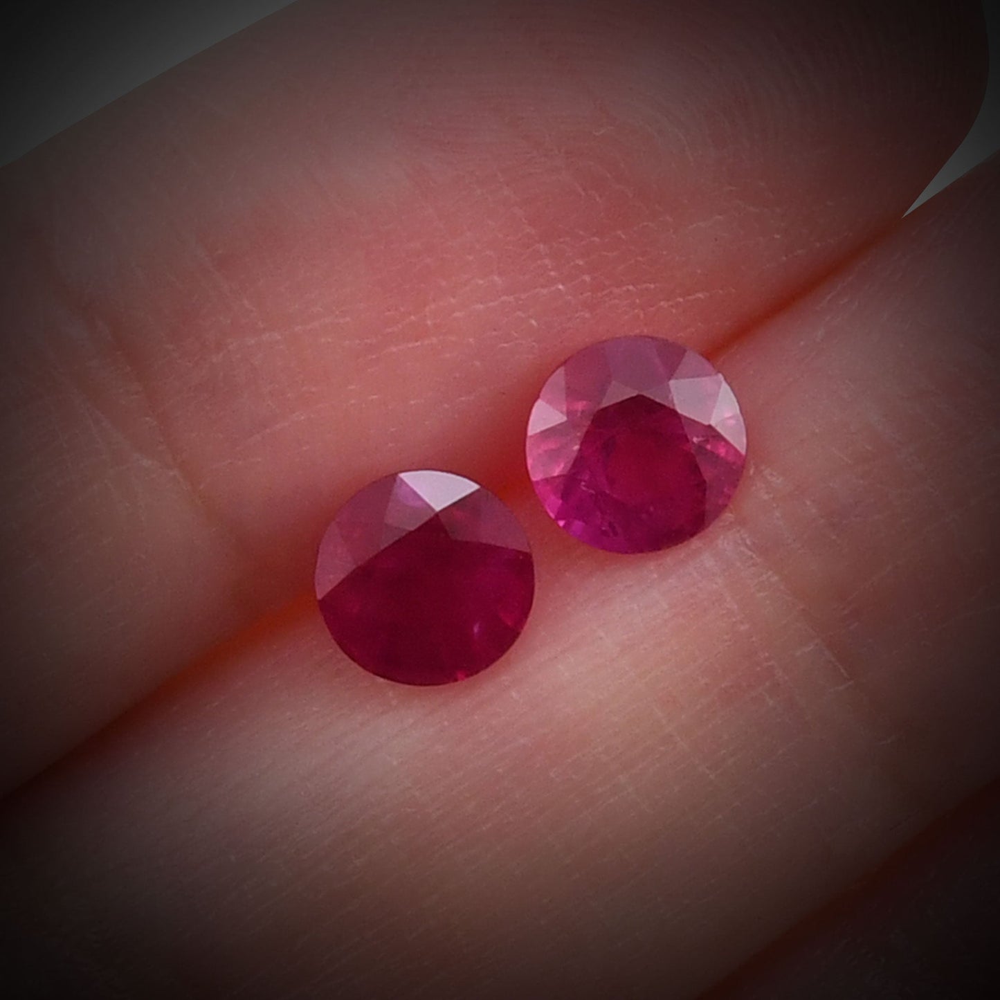2,61 Karat roter runder Rubin