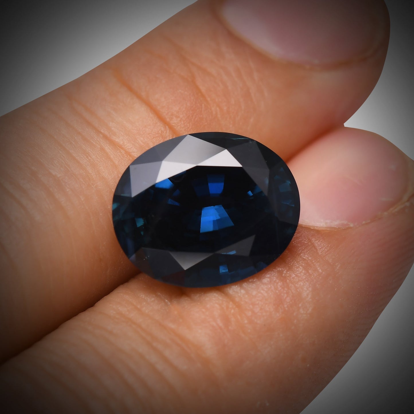 10,96 Karat blauer ovaler Saphir aus Sri Lanka