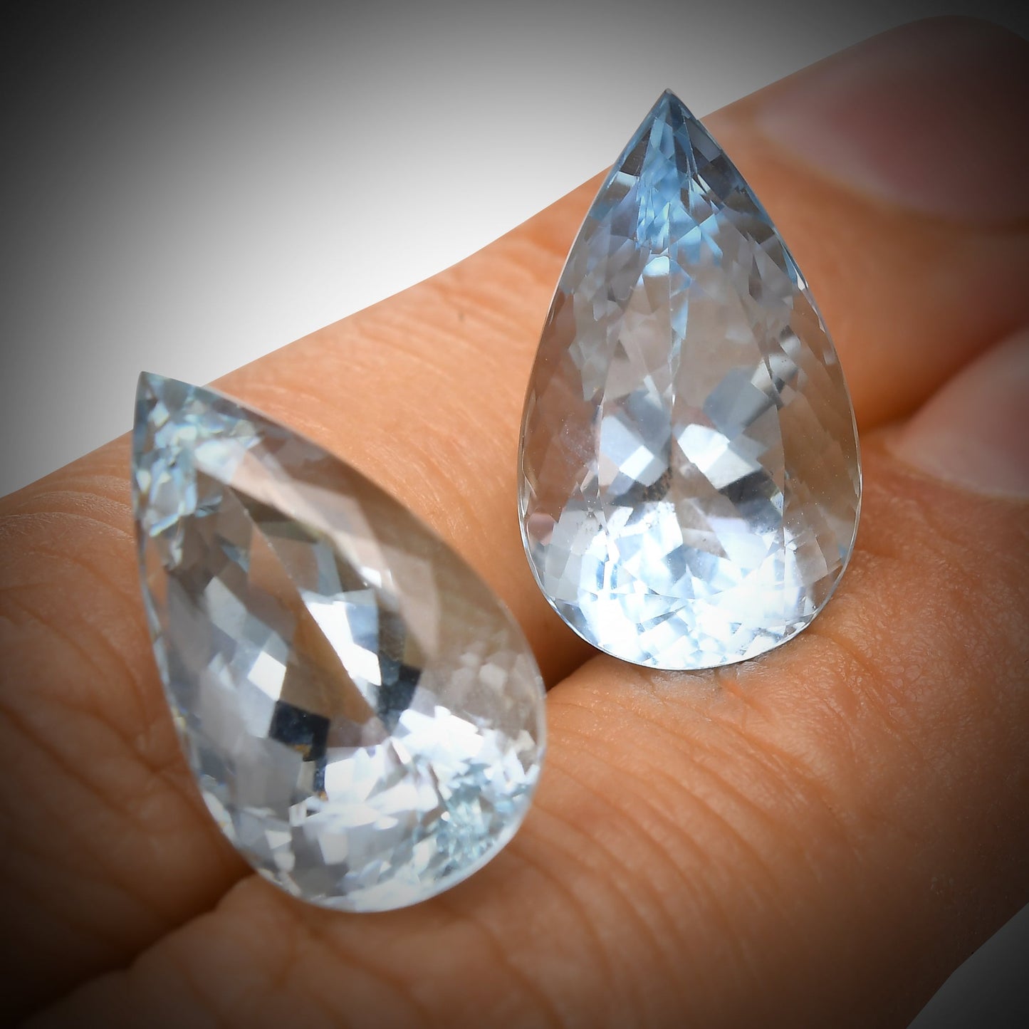 25,13 Karat blauer brasilianischer Birnen-Aquamarin