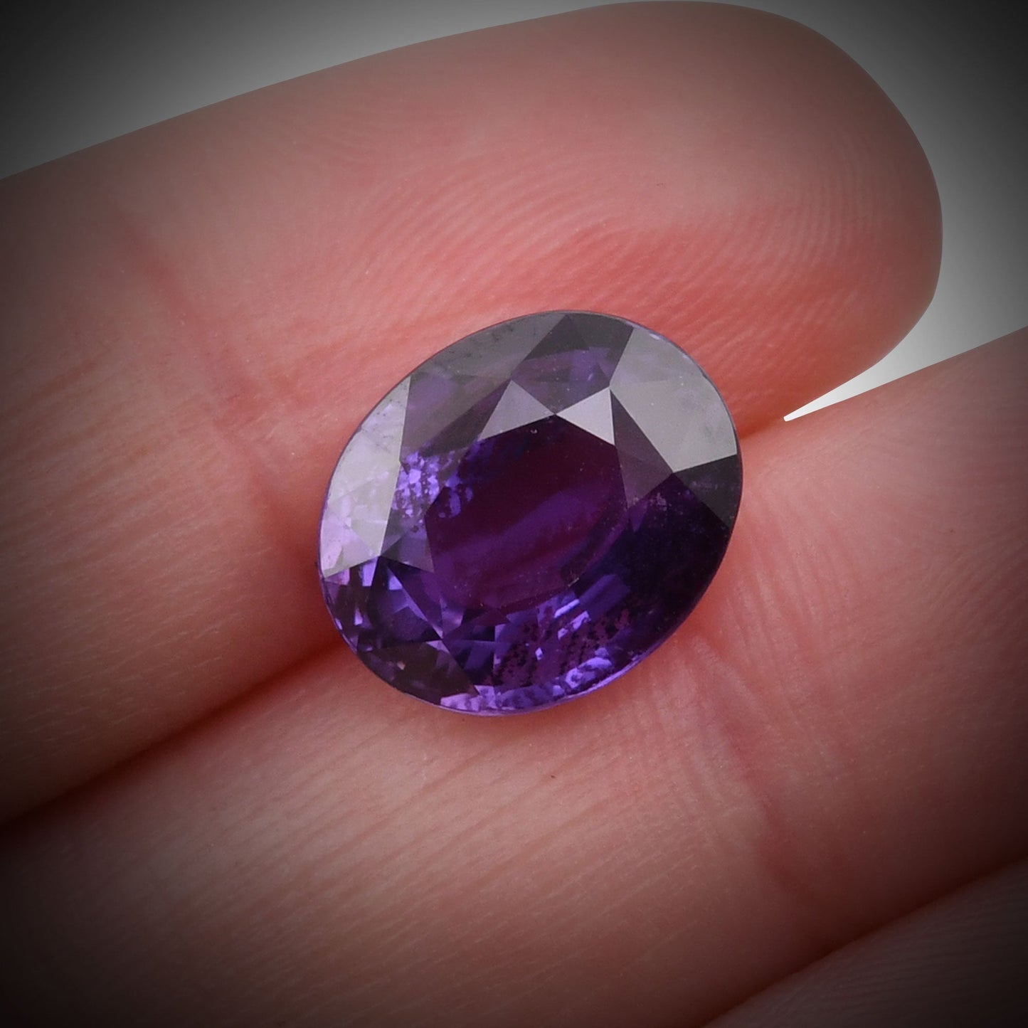 8,00 Karat violetter ovaler Saphir (GIA)