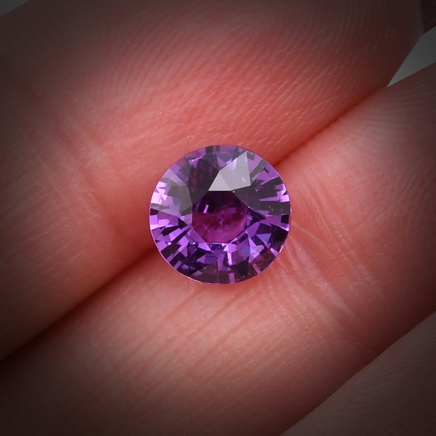 2,05 Karat violetter runder Saphir