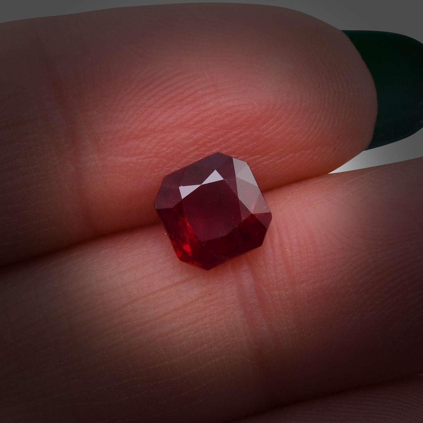 1,91 Karat roter burmesischer Smaragd-Rubin GRS