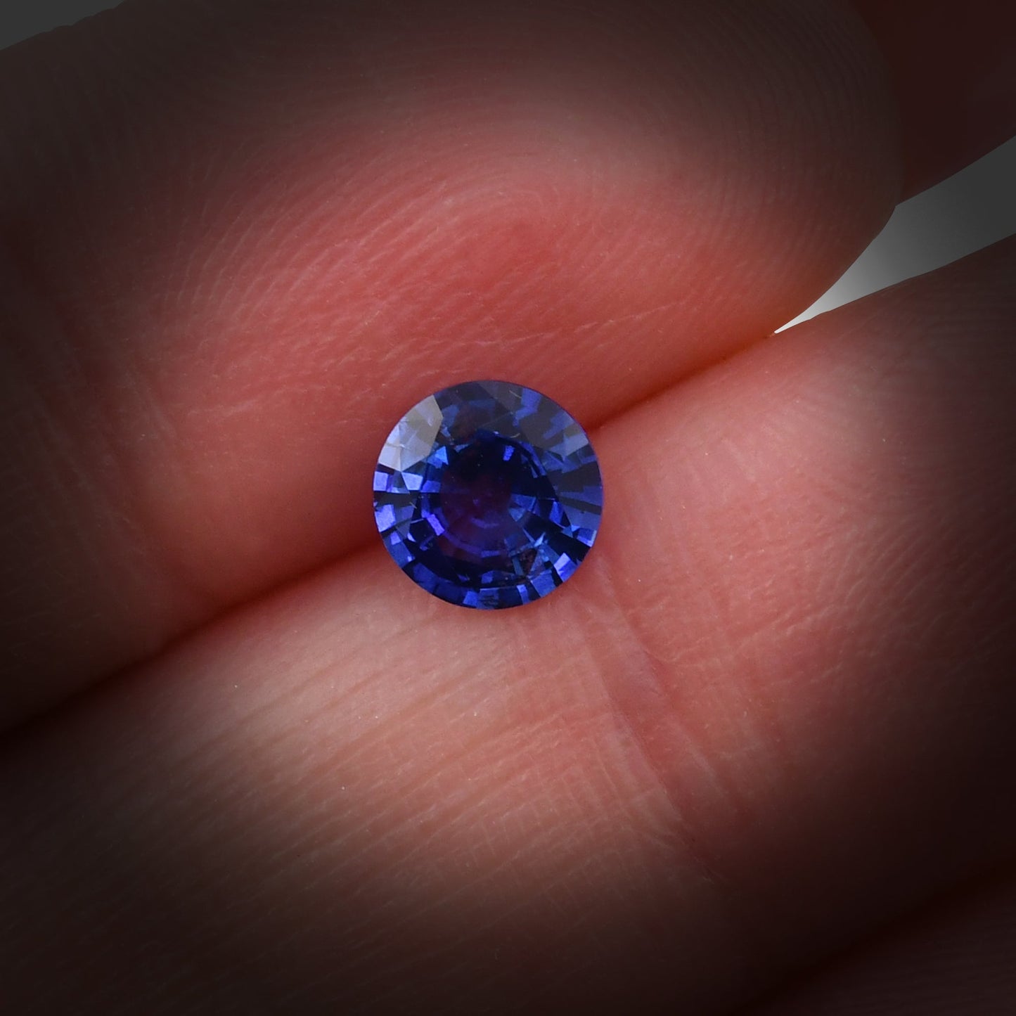 0,85 Karat blauer runder Saphir aus Sri Lanka