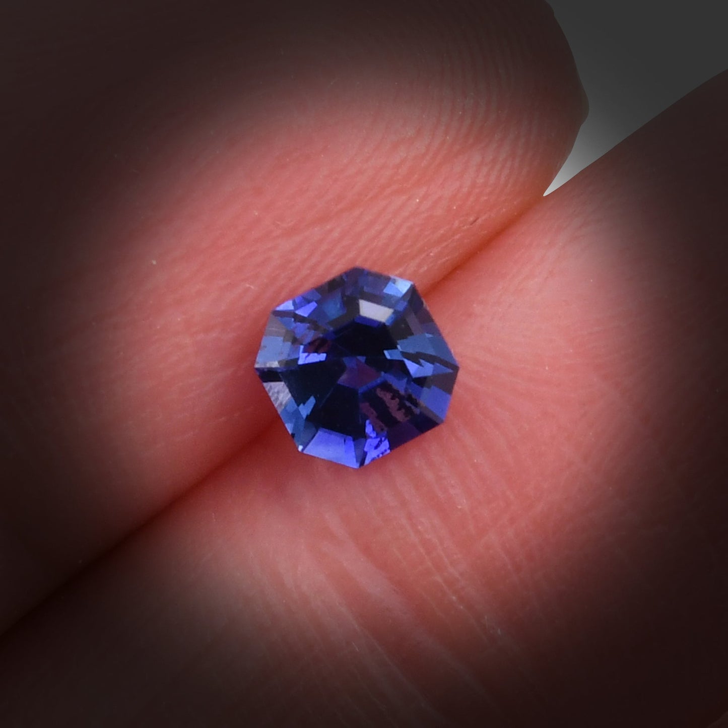 0,76 Karat blauer Smaragd-Saphir aus Sri Lanka