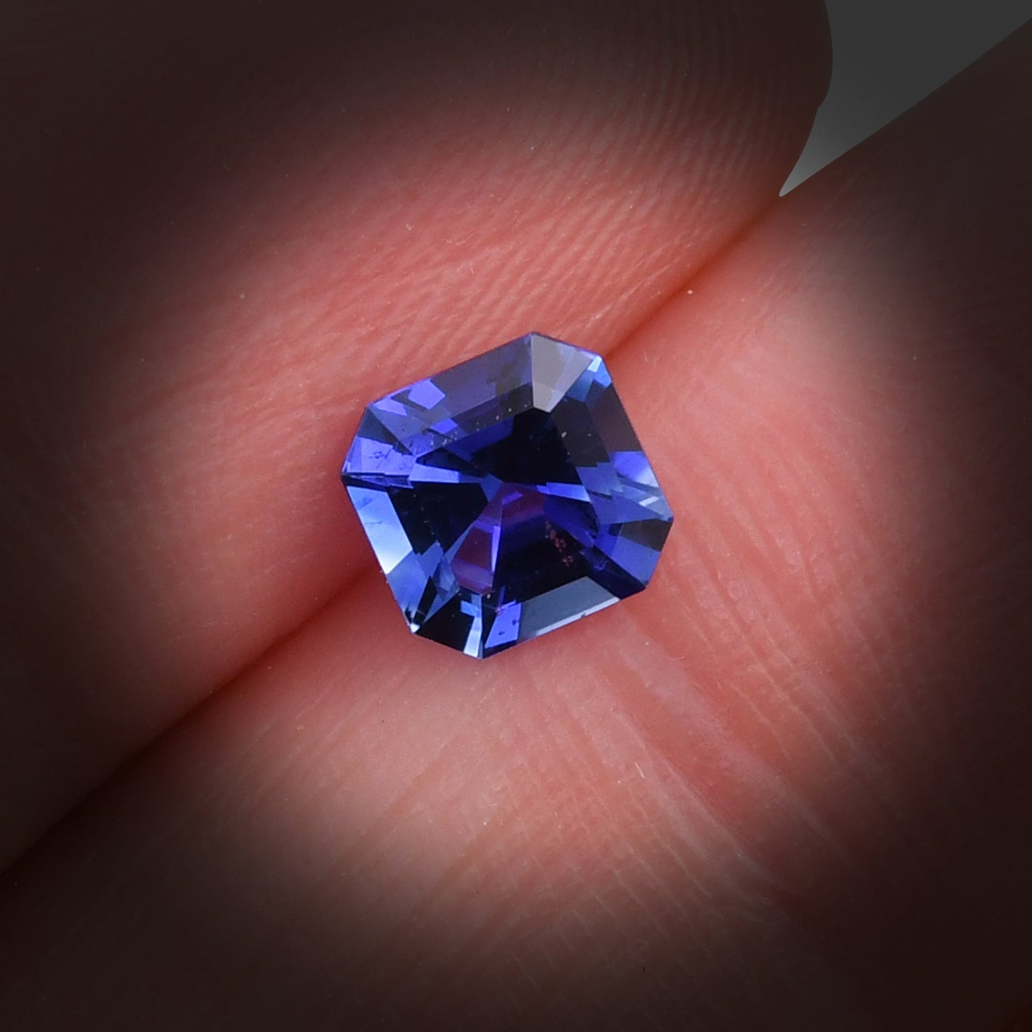 0,83 Karat blauer Smaragd-Saphir aus Sri Lanka